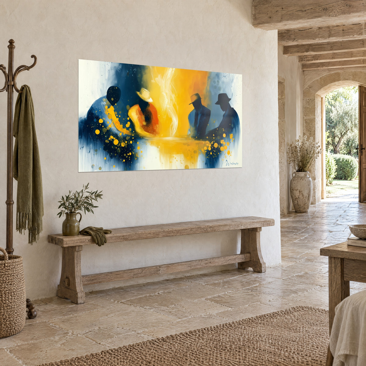 Cuadro partida de cartas con sombreros oscuros, salpicaduras amarillo mostaza sobre fondo azul noche, muro de piedra y banco de madera