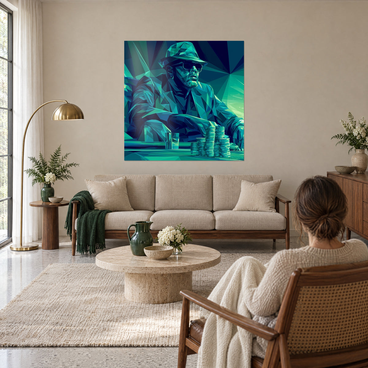 Gemälde Pokerspieler mit schwarzer Sonnenbrille und Hut, türkise und marineblaue Facetten, gestapelte Chips, über einem Sofa in einem hellen Wohnzimmer