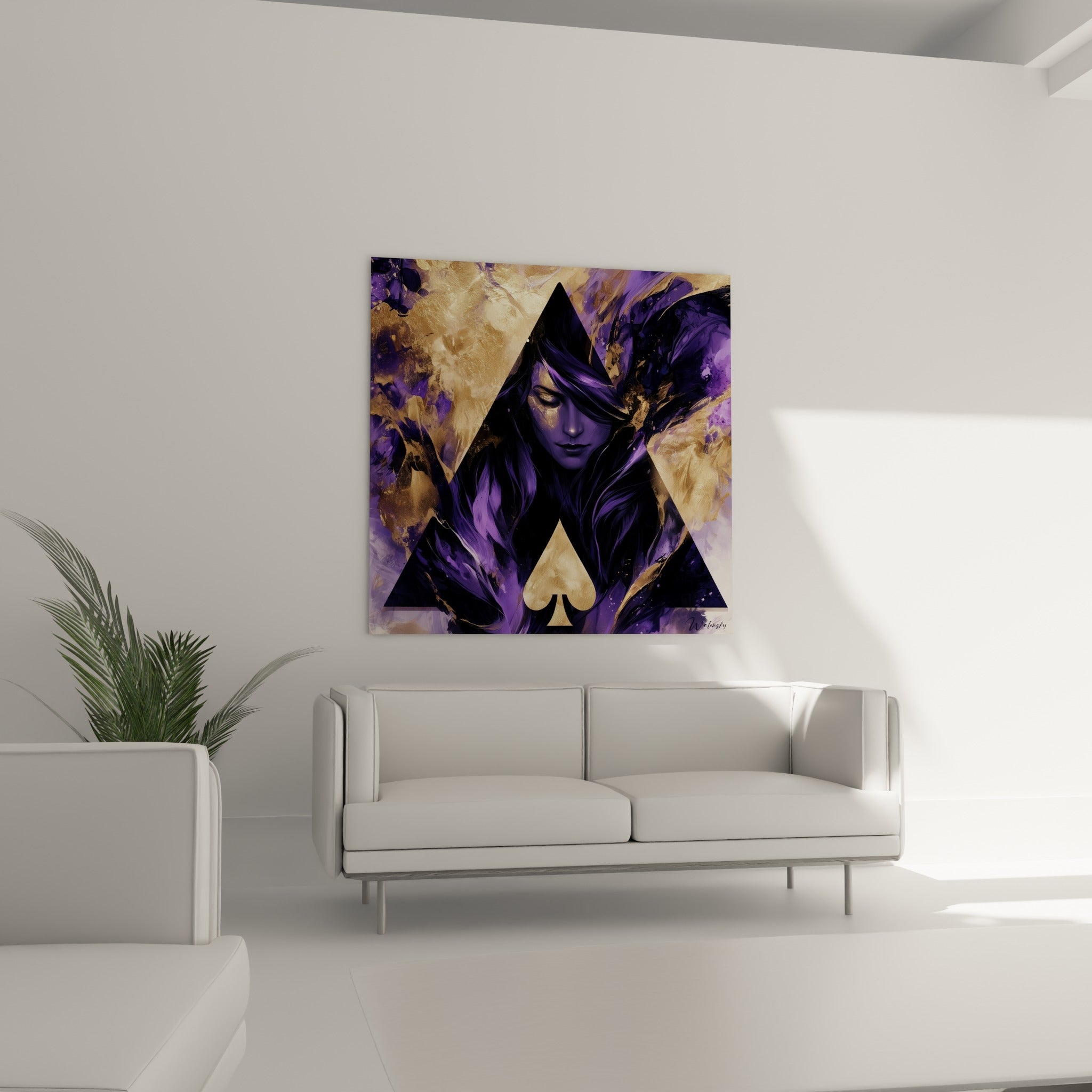 Visage baissé aux tons violets et or de ce tableau poker, disposé au-dessus d'un canapé dans un salon lumineux