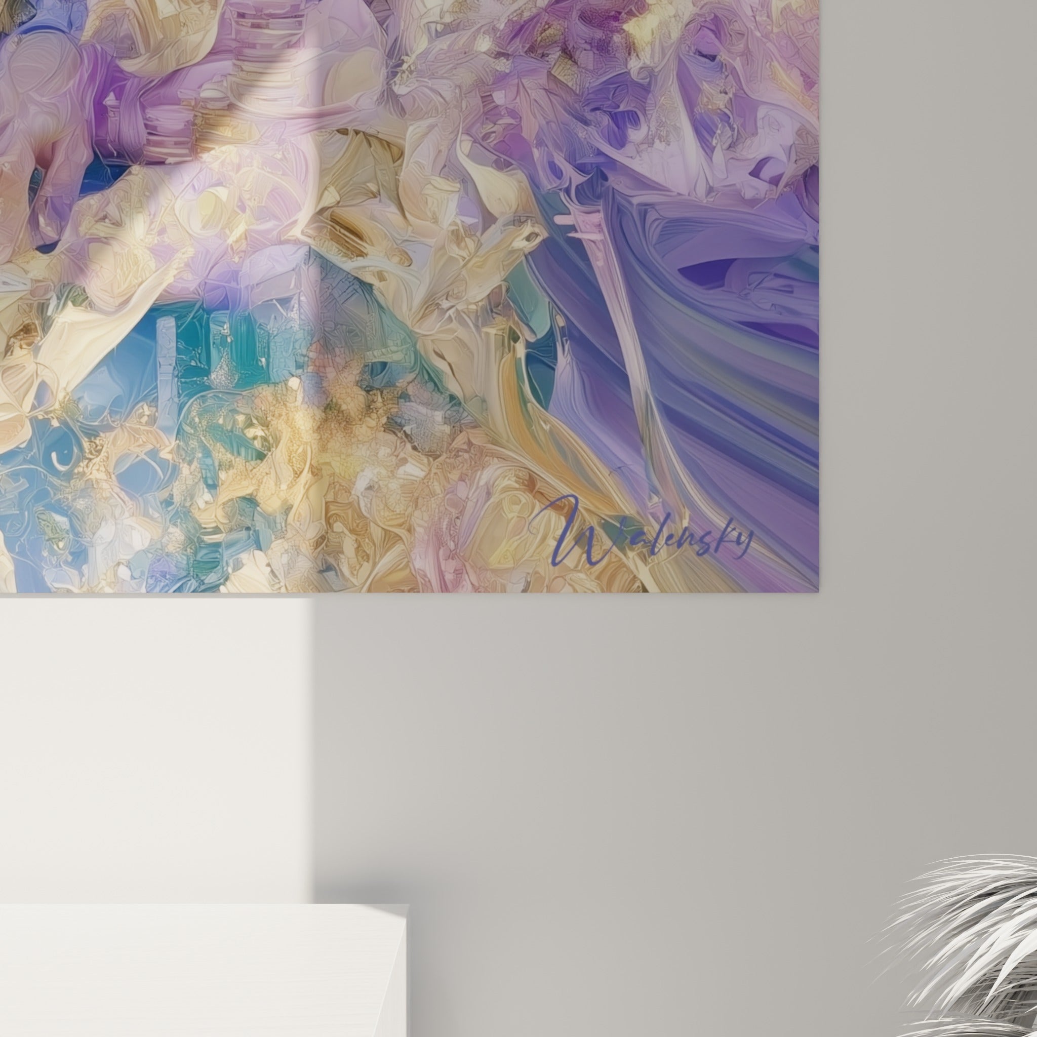Empâtements dorés et coulures violettes sur la toile poker vus de près, matière picturale vibrante