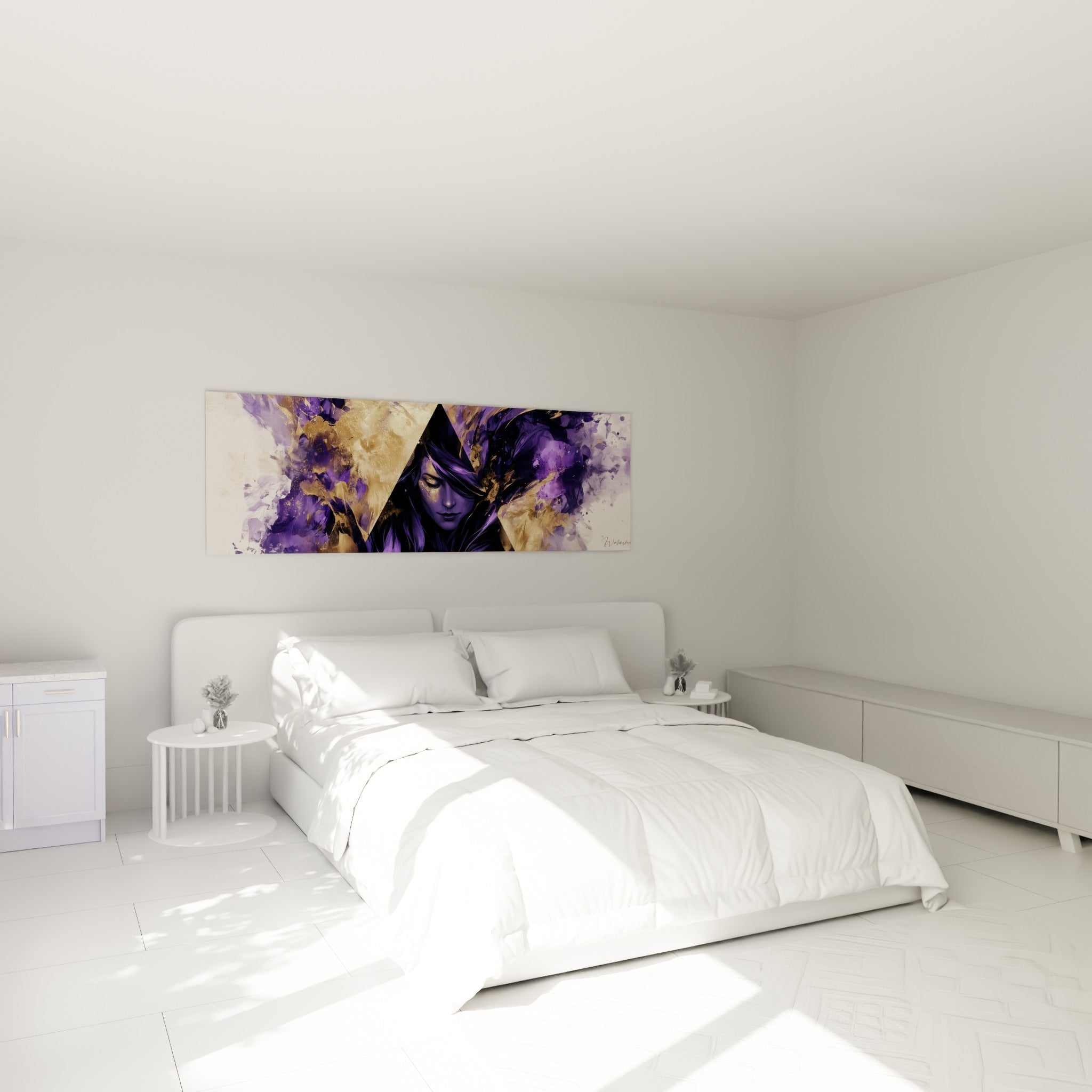 Portrait violet et doré aux traits apaisés, accroché au-dessus d'un lit dans une chambre claire