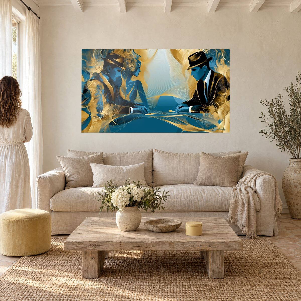Quadro giocatori di poker con cappello blu e oro attorno a un tavolo, sopra un divano in un soggiorno luminoso
