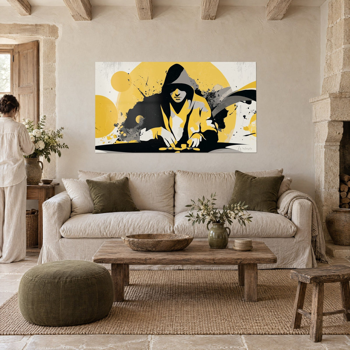 Quadro giocatore di poker incappucciato in giallo e nero, schizzi d'inchiostro e gettoni dorati, sopra un divano in un soggiorno luminoso