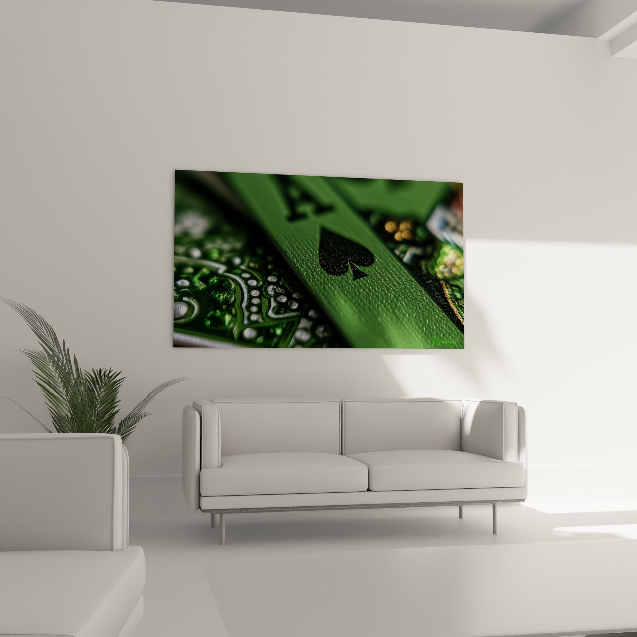 Composition graphique vert émeraude et argent d'un as de pique, suspendue au-dessus d'un canapé dans un salon lumineux.