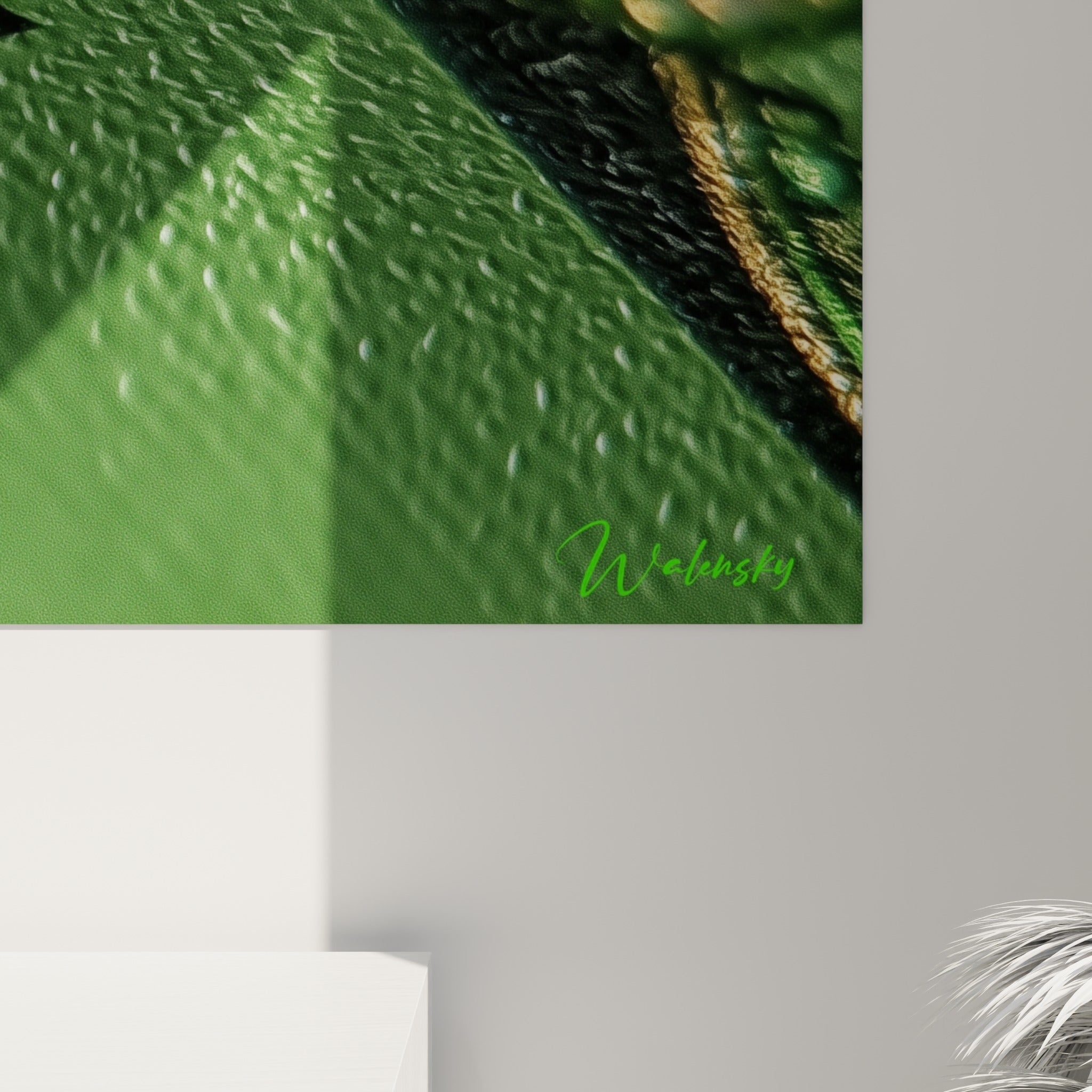Grain du papier cartonné vert et reflets argentés visibles de près sur cette œuvre encadrée représentant un as de pique.