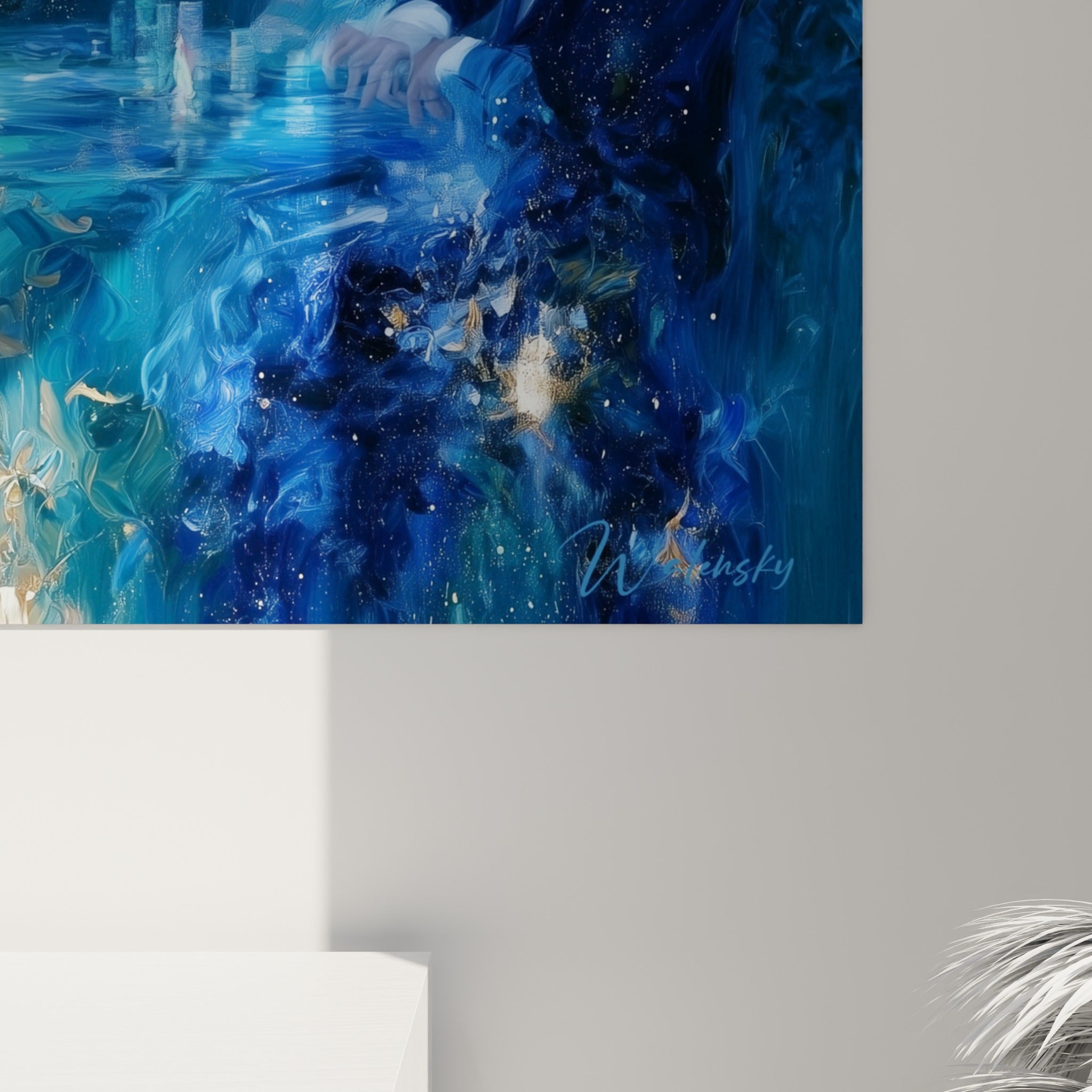 Empâtements dorés et coulures bleu marine visibles de près sur cette toile de poker texturée