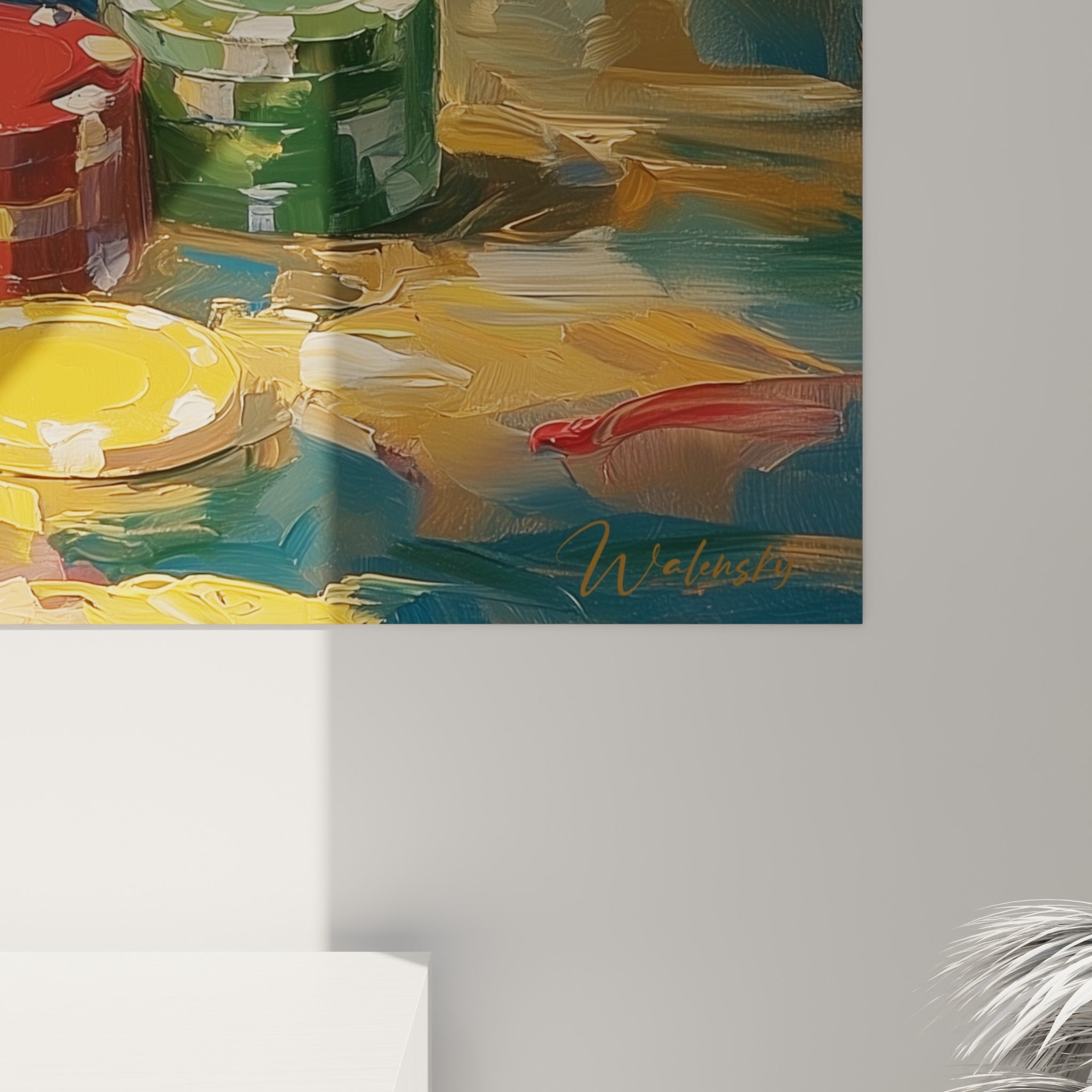 Empâtements de peinture dorée et bleu marine sur les jetons de poker révélant la texture picturale de près