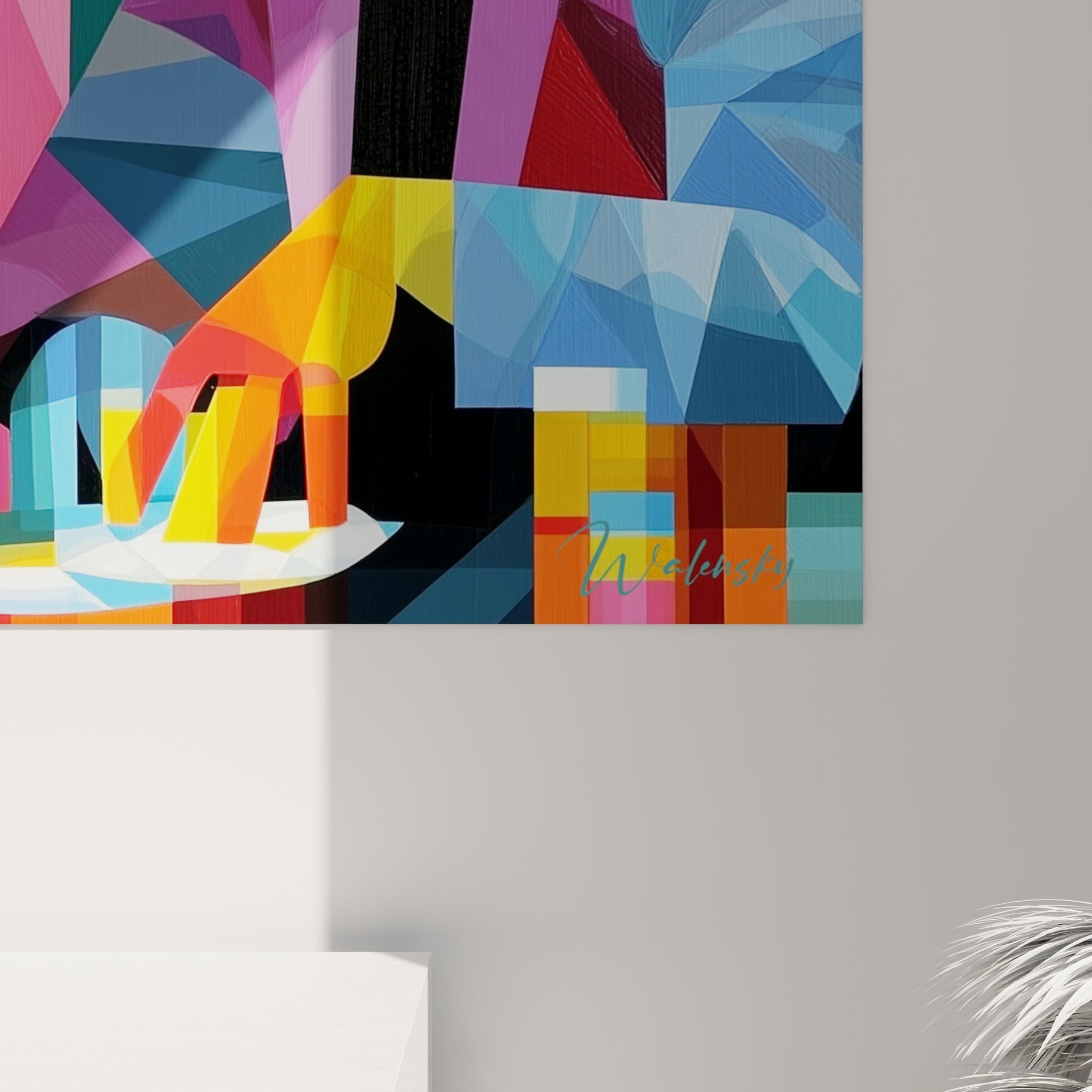 Facettes triangulaires orange et bleues se touchant, révélant la matière peinte du tableau poker accroché