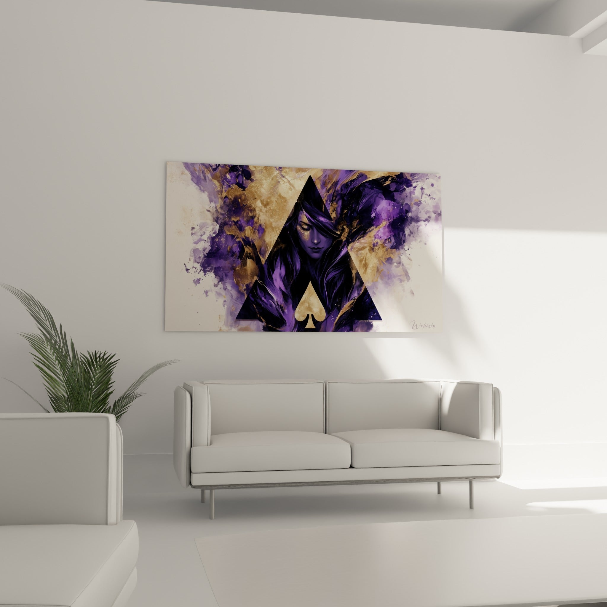 Figure féminine pourpre et dorée enfermée dans un triangle graphique, placée au-dessus d'un canapé dans un salon lumineux