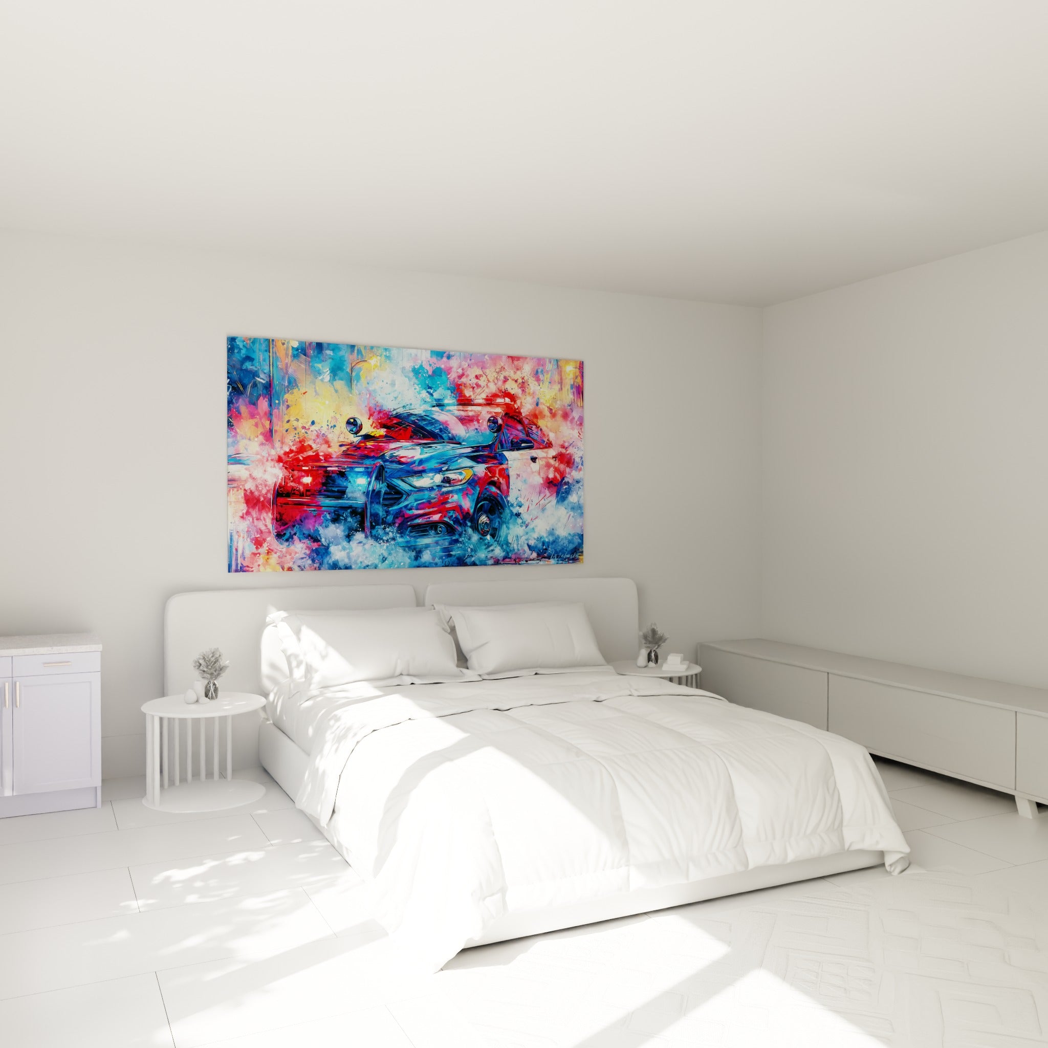 Berline de police bleue aux reflets rouges et jaunes accrochée au-dessus d'un lit dans une chambre claire