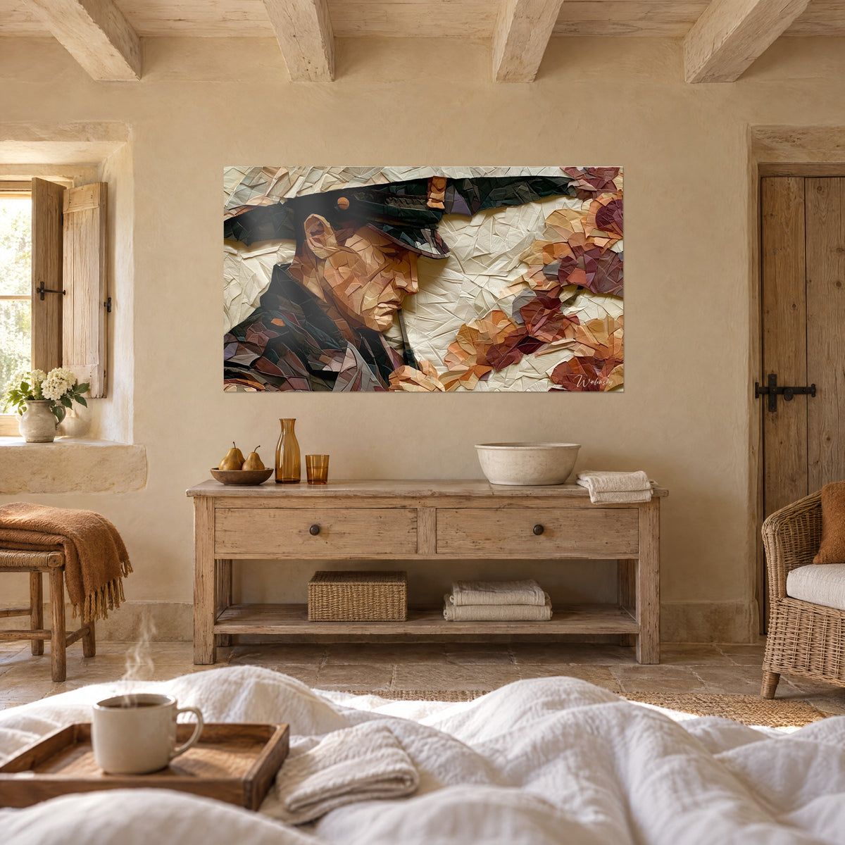 Cuadro de un mando de perfil, visera negra y collage de papel crema y óxido, sobre una cama en un dormitorio luminoso