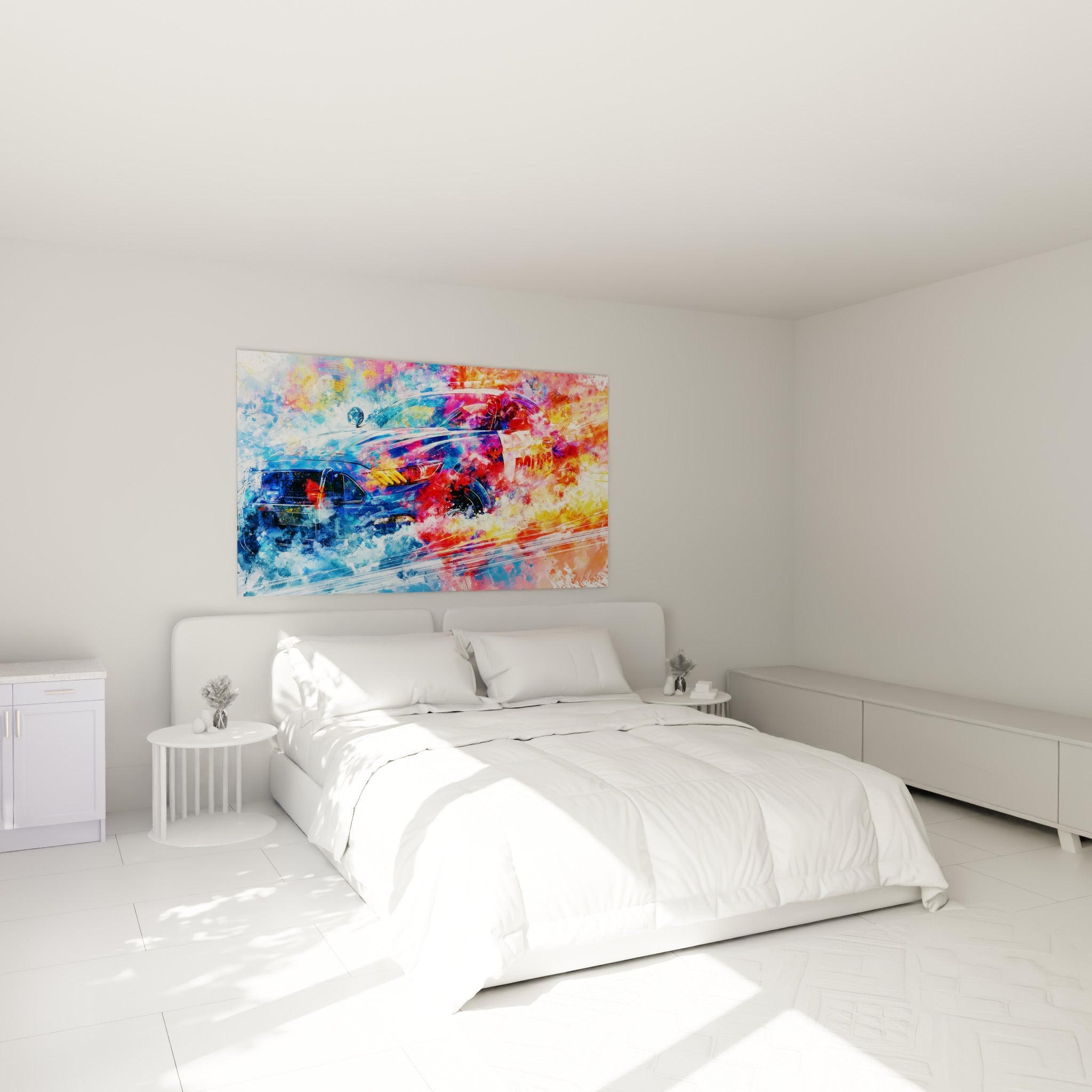 Véhicule de police bleu marine et rouge vif accroché au-dessus d'un lit dans une chambre claire