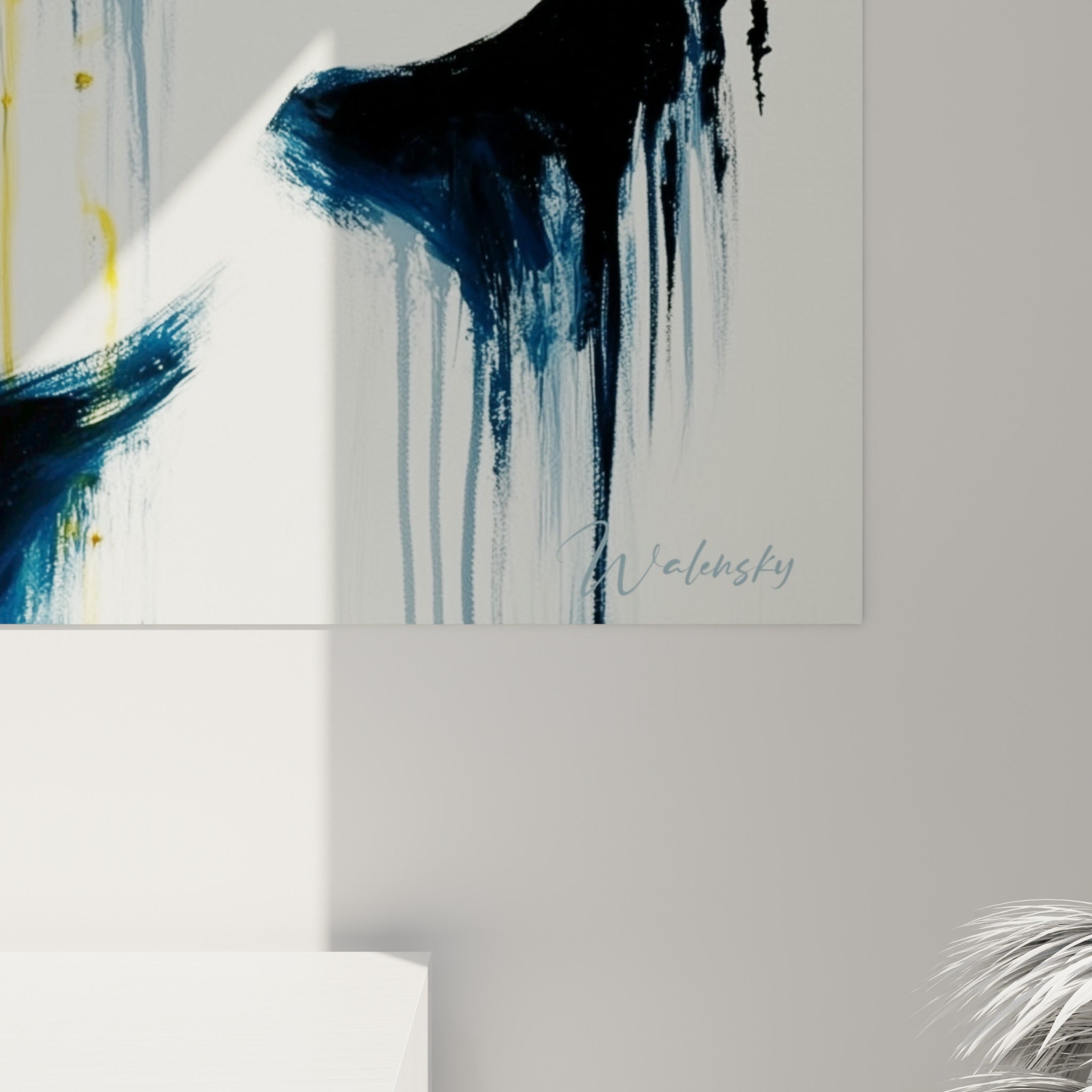 Coulures de peinture jaune et empâtements bleu marine visibles de près sur ce tableau Police