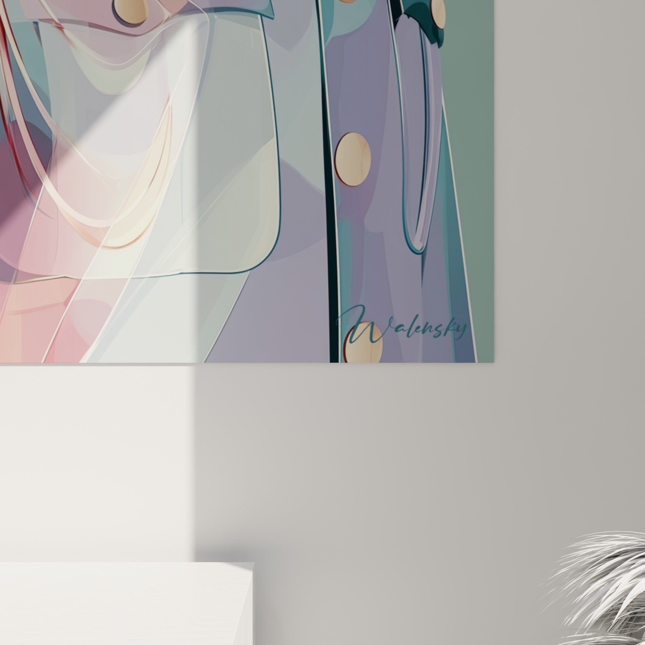 Détail des facettes translucides rose et vert de l'uniforme, jeux de lumière et touches dorées visibles de près