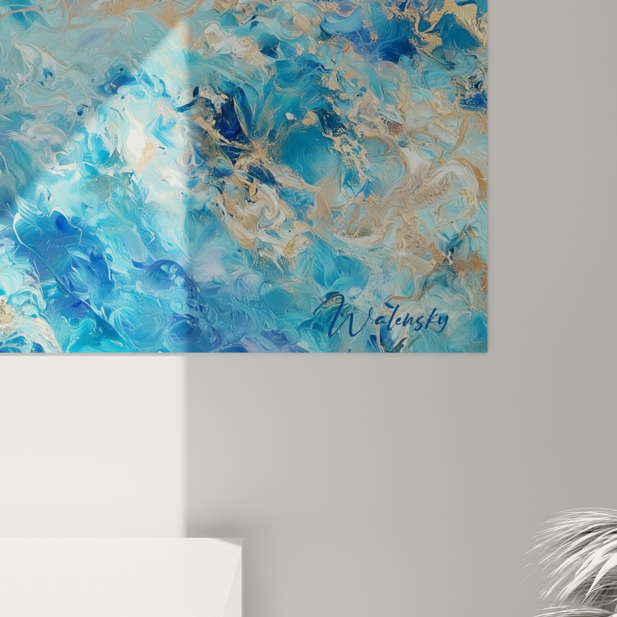 Empâtements bleu marine et coulures dorées se mêlant en gros relief sur la toile accrochée