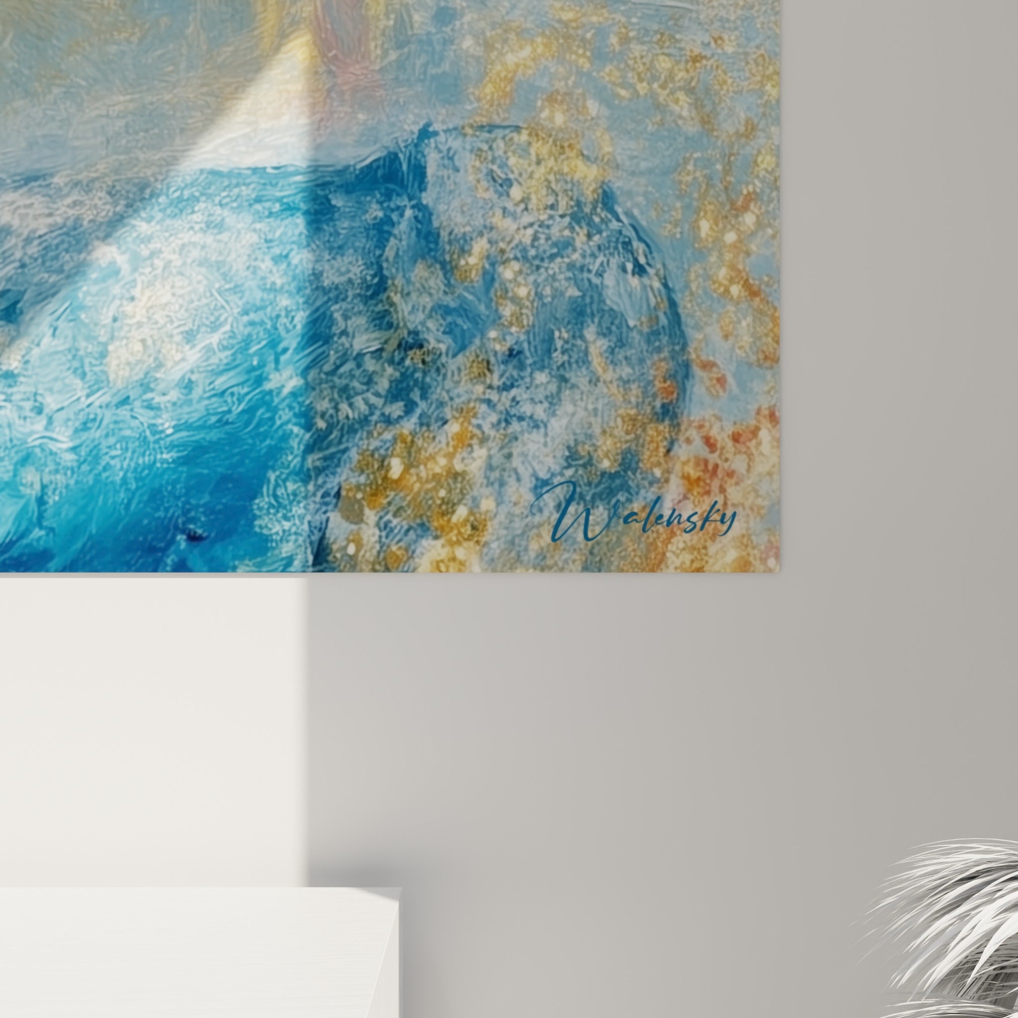 Grain scintillant doré se mêlant aux empâtements bleu pastel de ce tableau police accroché au mur