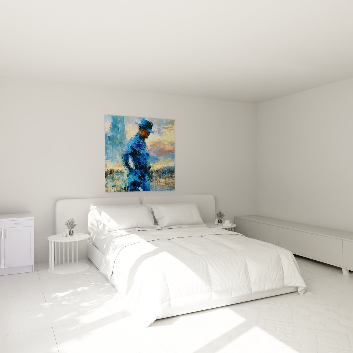 Homme en bleu marine et doré, chapeau incliné, accroché au-dessus d'un lit dans une chambre claire