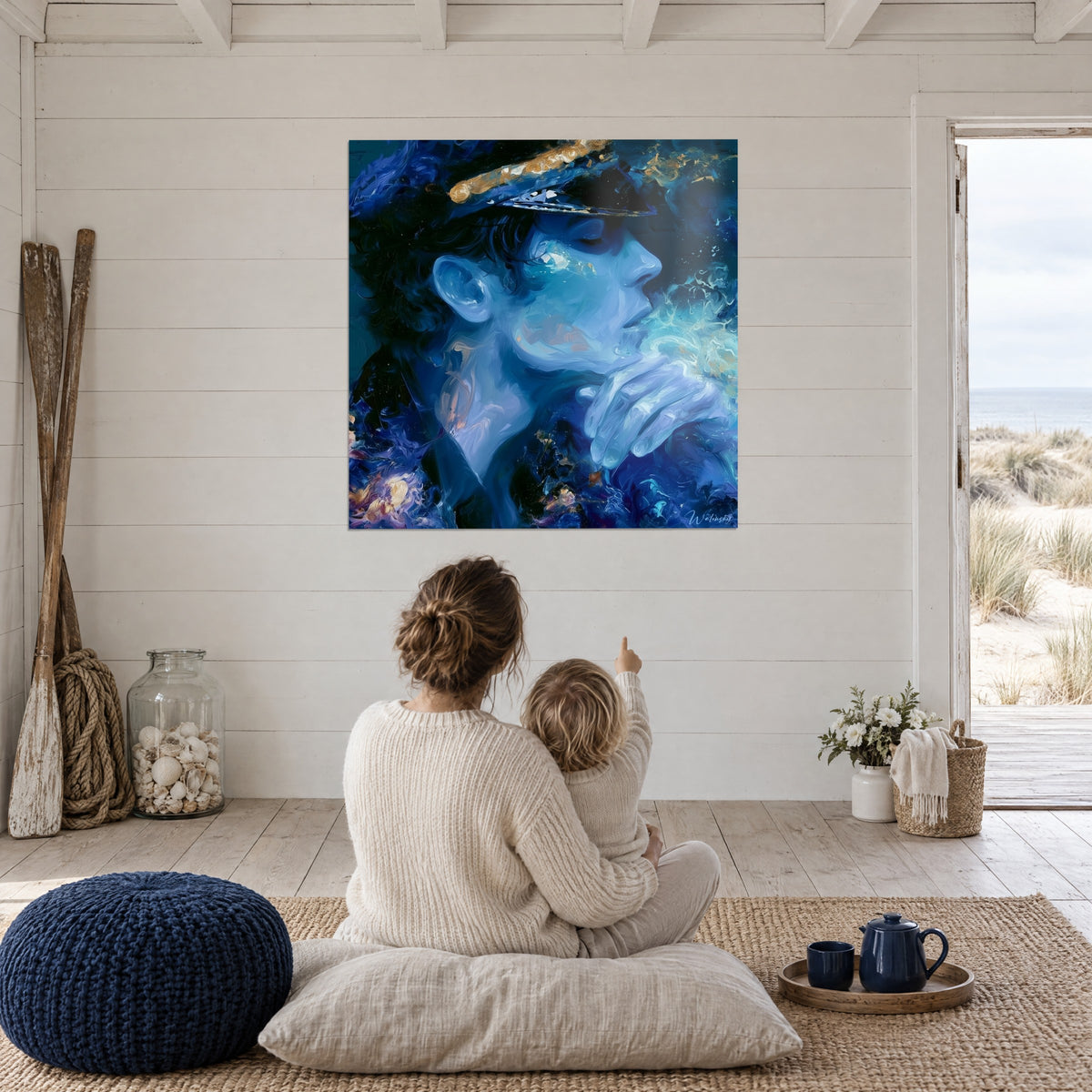 Cuadro silueta de oficial en pintura al óleo, azul eléctrico y toques dorados, madre e hijo sentados de espaldas sobre una alfombra trenzada