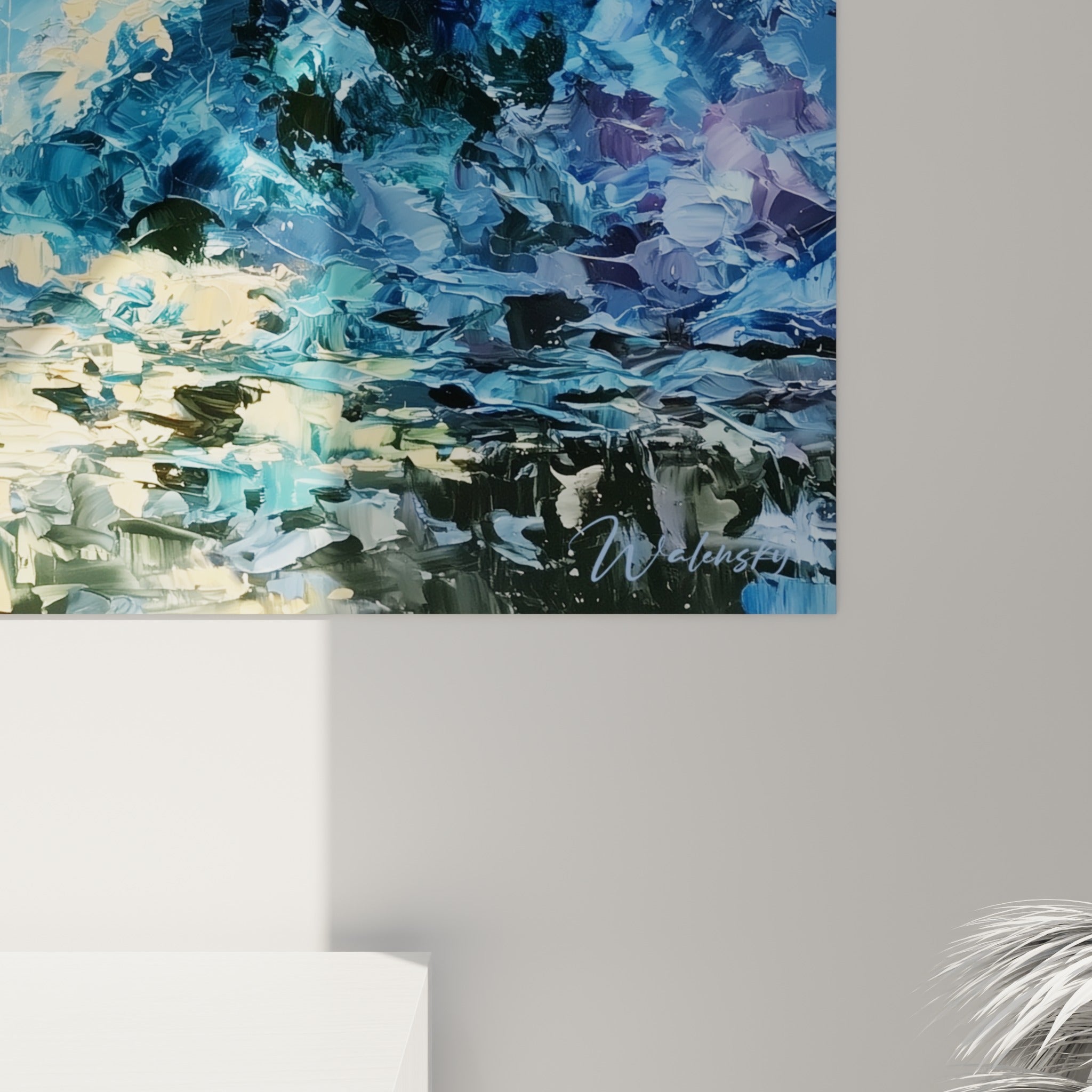 Empâtements bleu marine et coulures dorées sur la toile, matière épaisse au couteau visible de près
