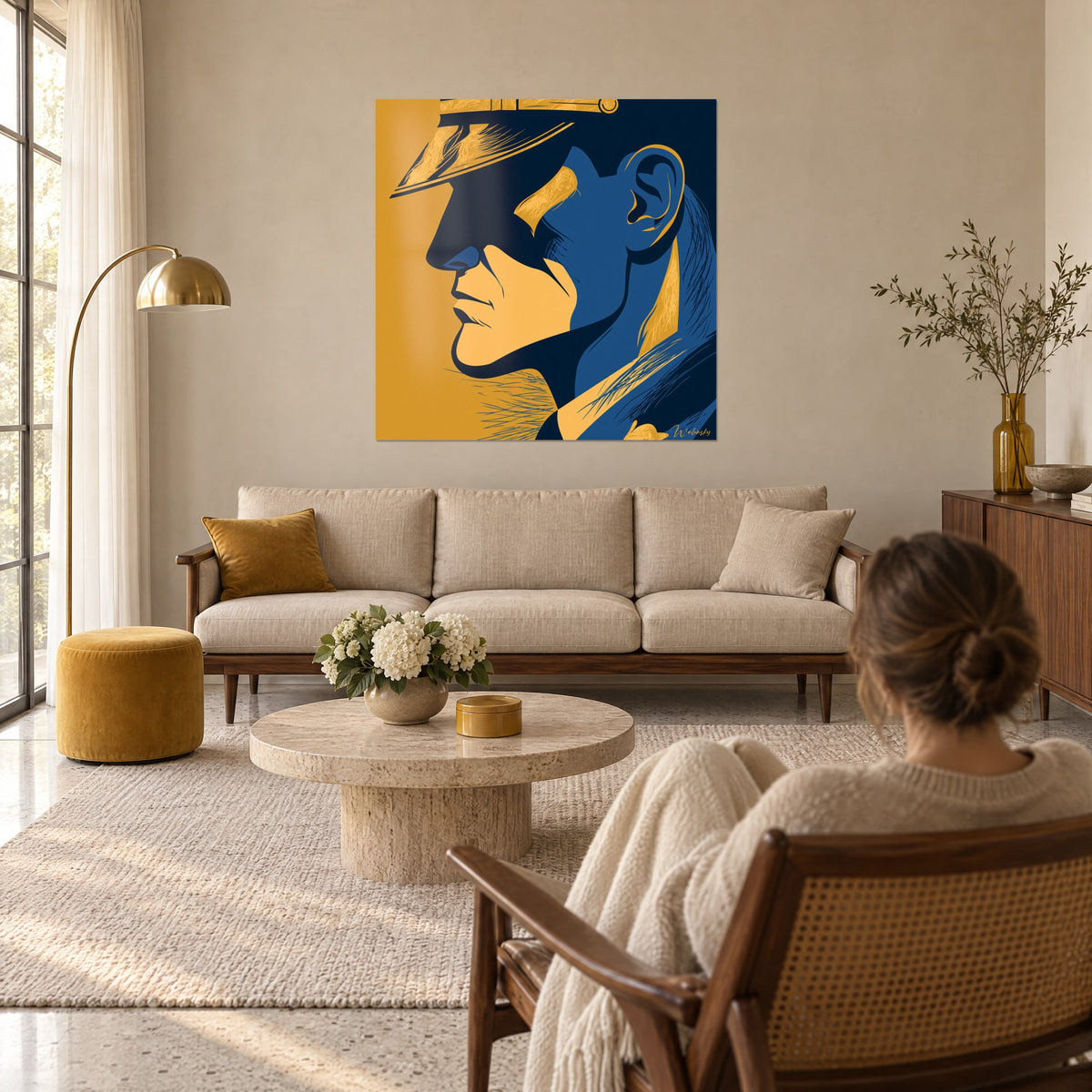 Schilderij van een gehelmde officier in profiel, marineblauwe en okerkleurige vlakken, gouden vizier, boven een bank in een lichte woonkamer