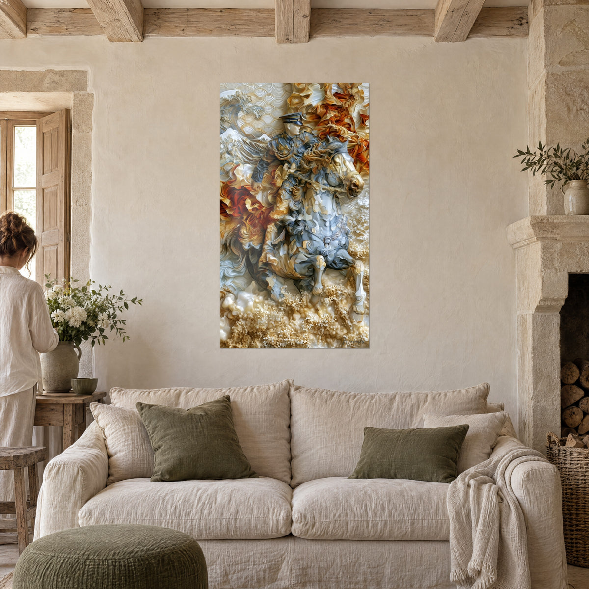 Cuadro jinete de caballería con uniforme azul sobre caballo gris encabritado, olas talladas en ocre y óxido, encima de un sofá en un salón luminoso