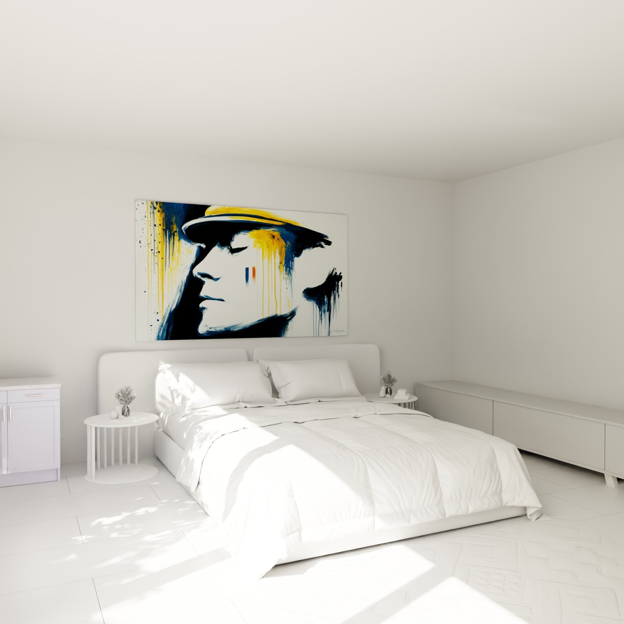 Portrait bleu marine et jaune moutarde de Police au-dessus d'un lit dans une chambre claire