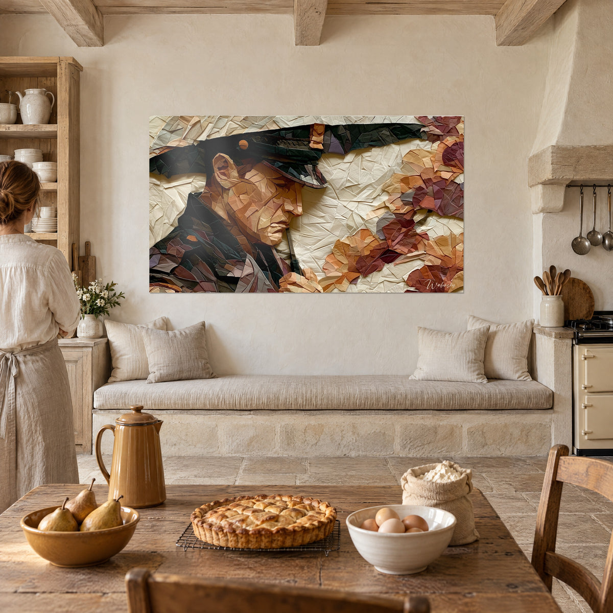 Cuadro de un rostro uniformado en mosaico de papel ocre y burdeos, en una cocina de piedra, mujer de espaldas junto a una tarta