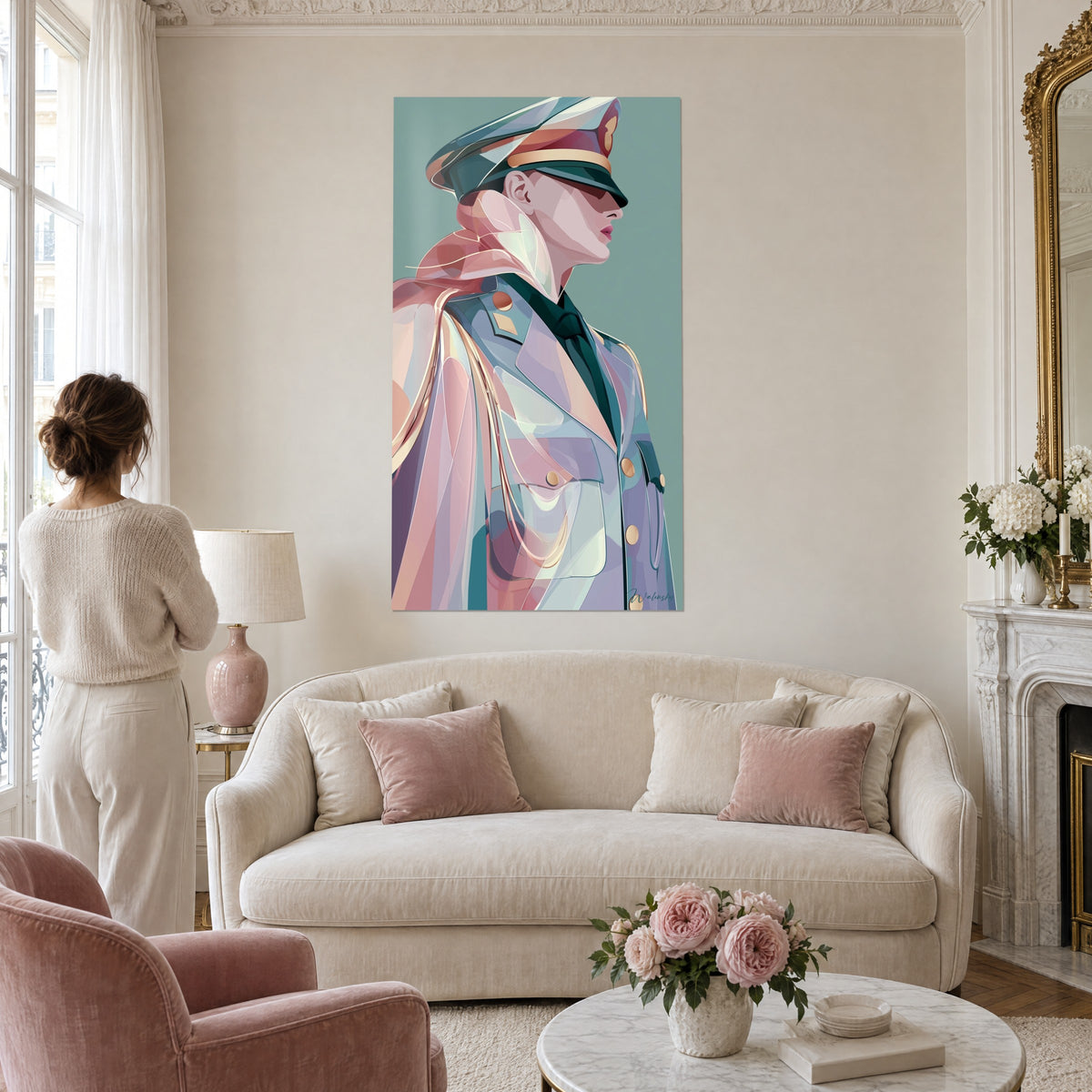 Cuadro oficial de perfil con gorra dorada, capa rosa translúcida y chaqueta verde salvia, encima de un sofá en un salón luminoso