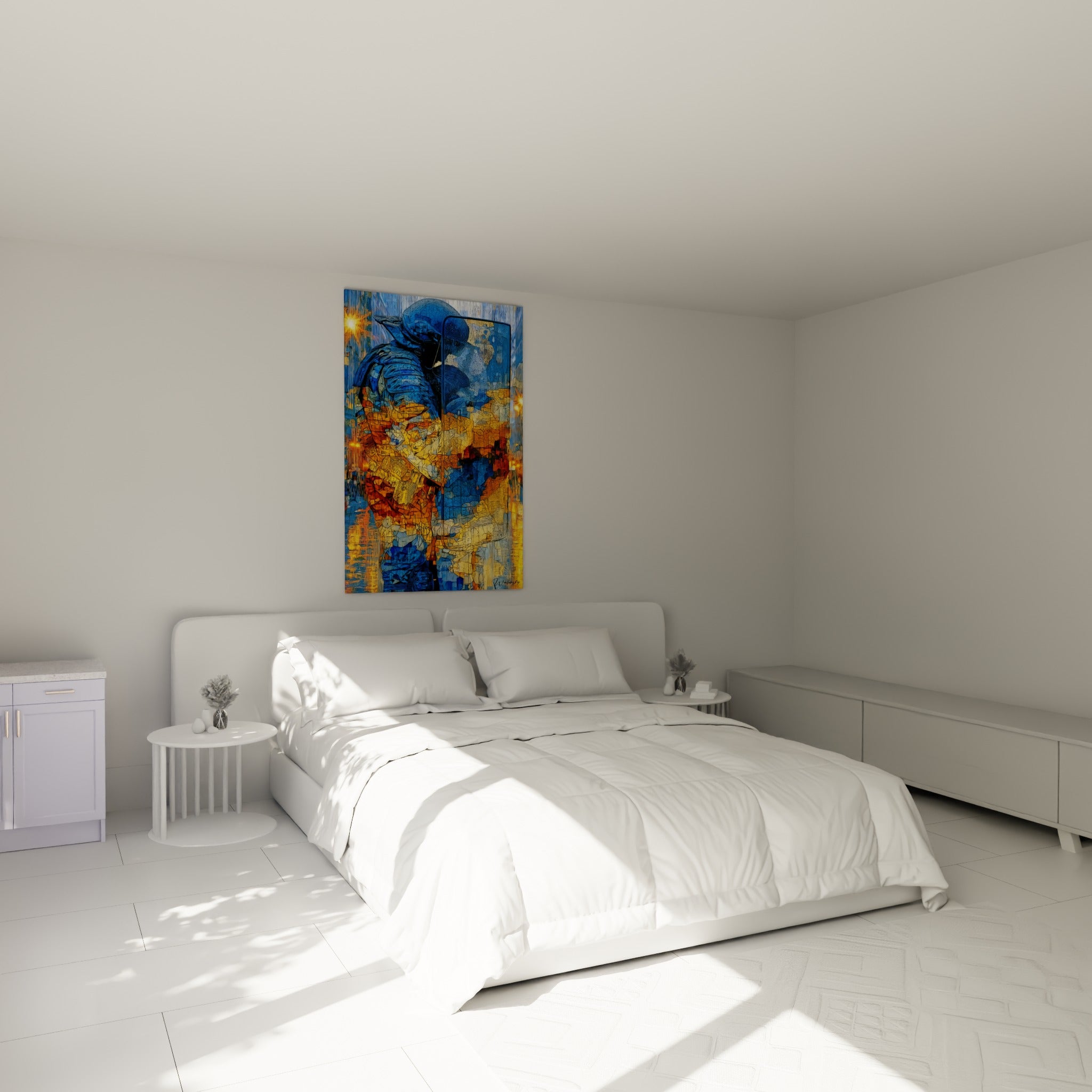 Silhouette de policier bleu et orange vif, accrochée au-dessus d'un lit dans une chambre claire