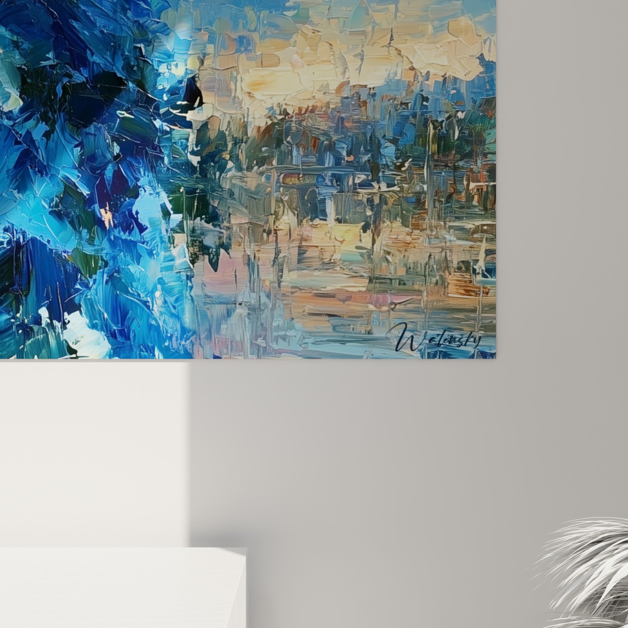 Empâtements bleu marine et touches dorées se croisant en reliefs épais sur la toile accrochée
