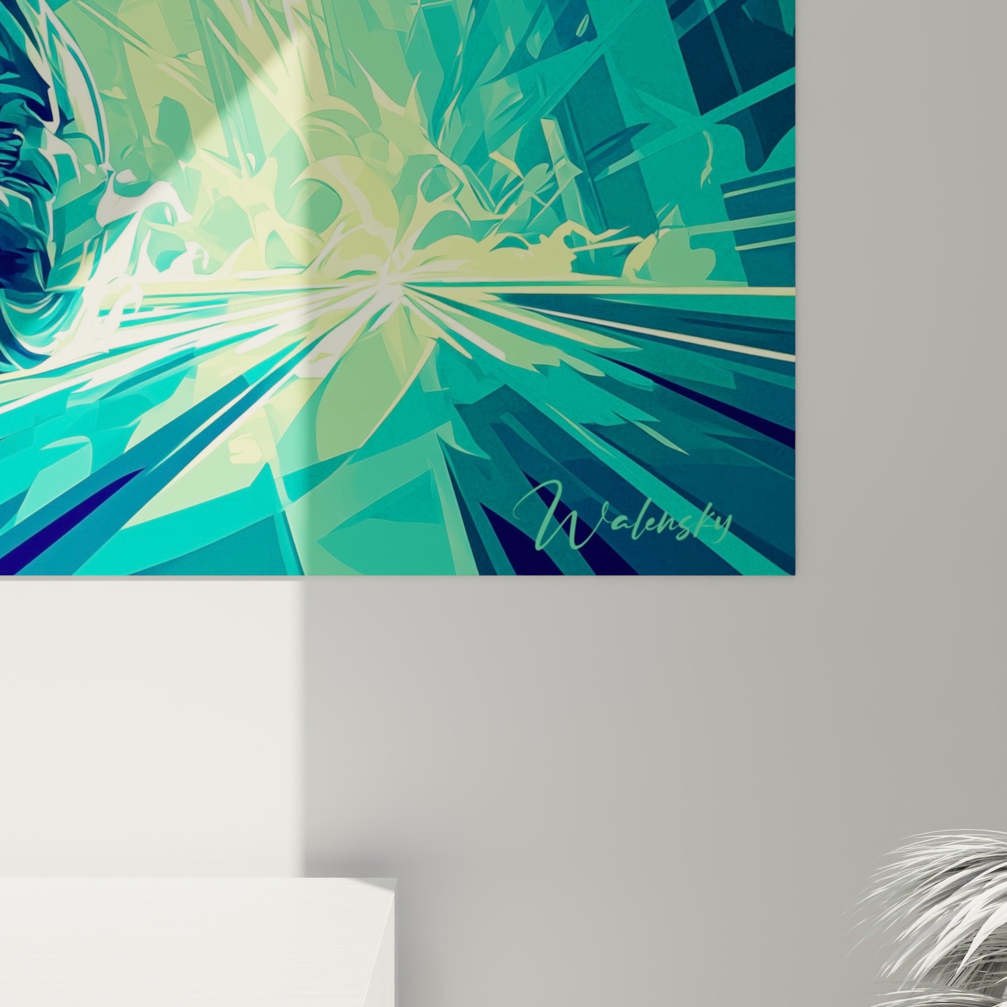 Facettes graphiques bleu marine et vert jade se croisant en éclats de lumière sur la toile accrochée