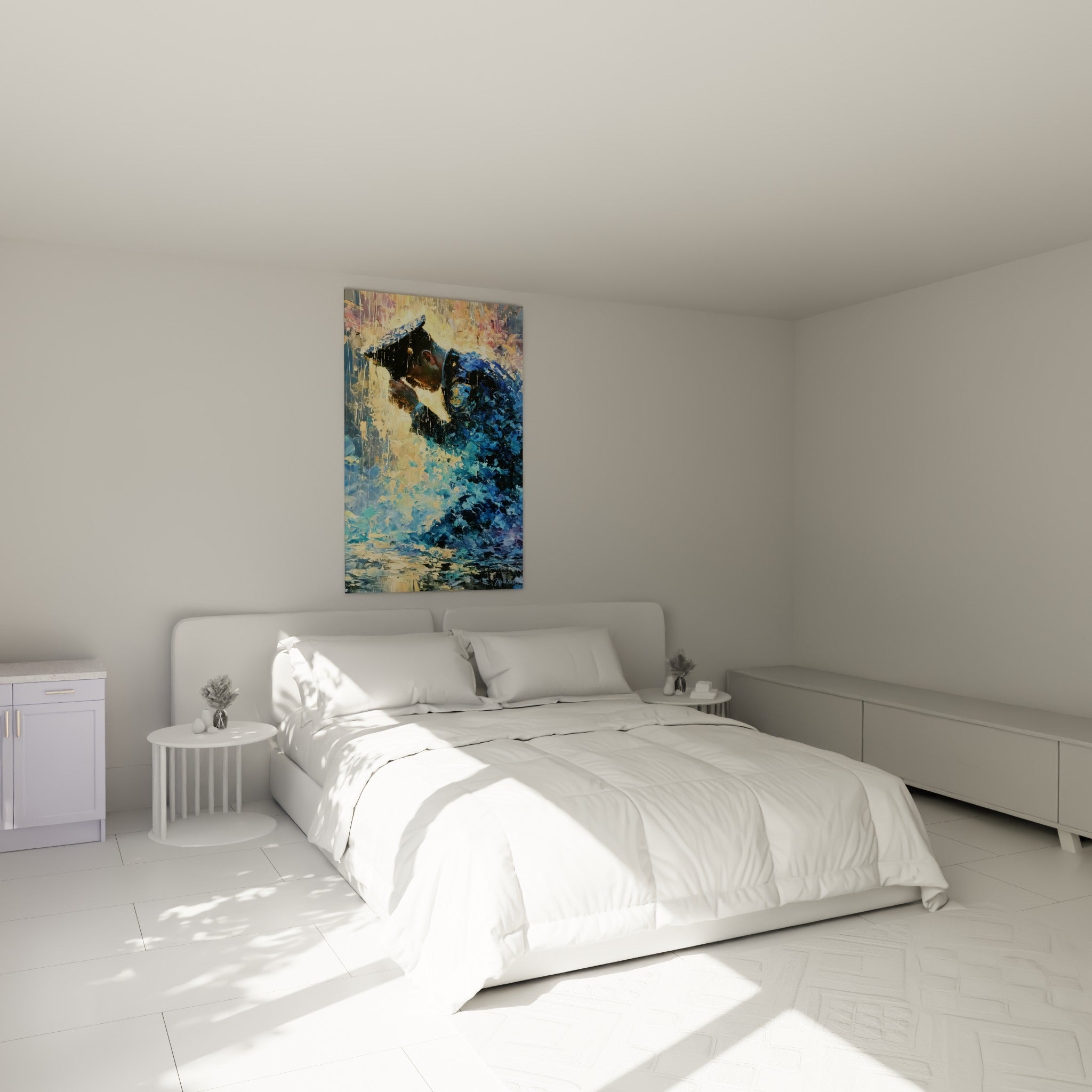 Agent en uniforme bleu et doré, geste de salut au-dessus d'un lit dans une chambre claire