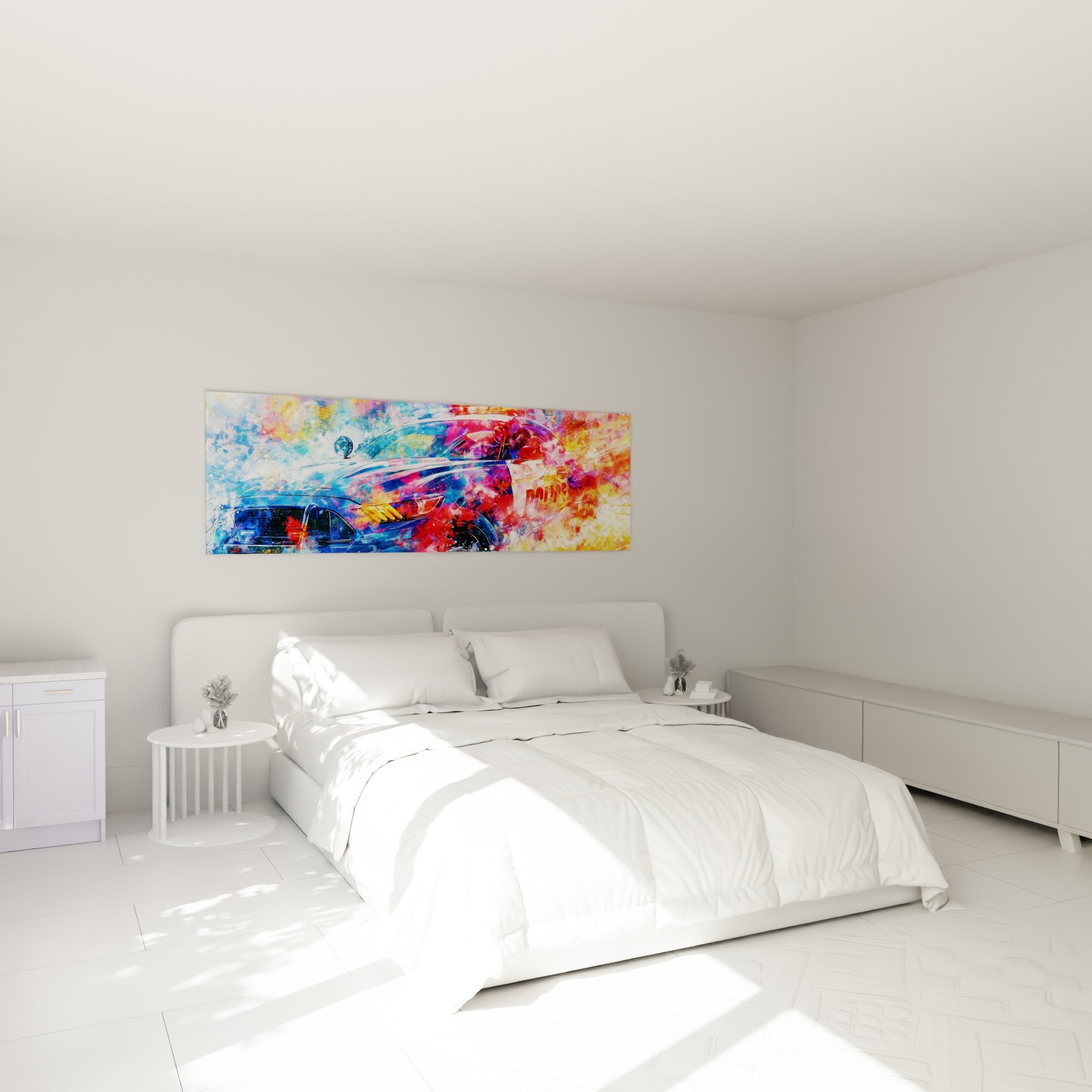 Véhicule de Police bleu marine et rouge vif accroché au-dessus d'un lit dans une chambre claire