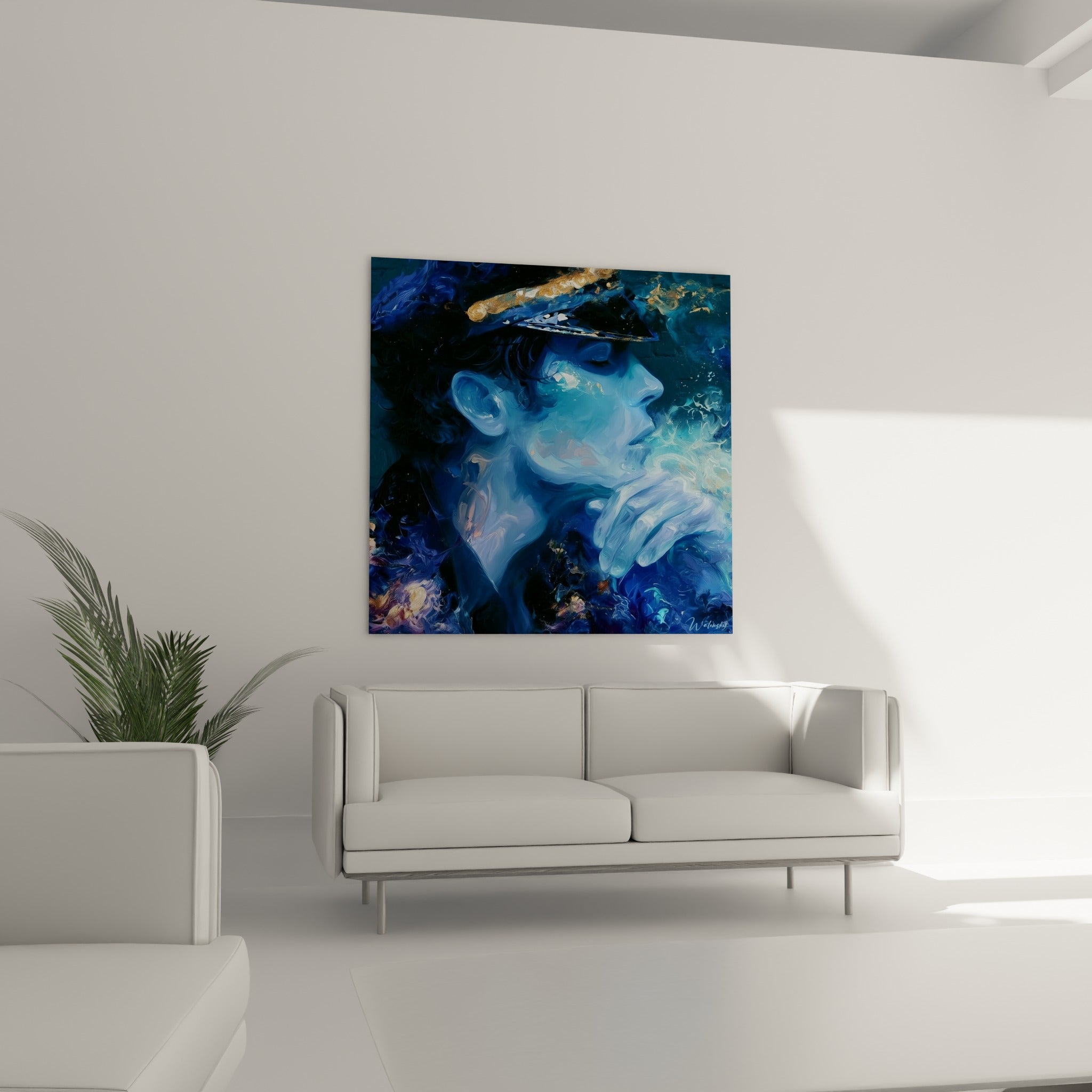 Profil bleu marine d'un agent en réflexion, éclats dorés sur la visière, au-dessus d'un canapé dans un salon lumineux