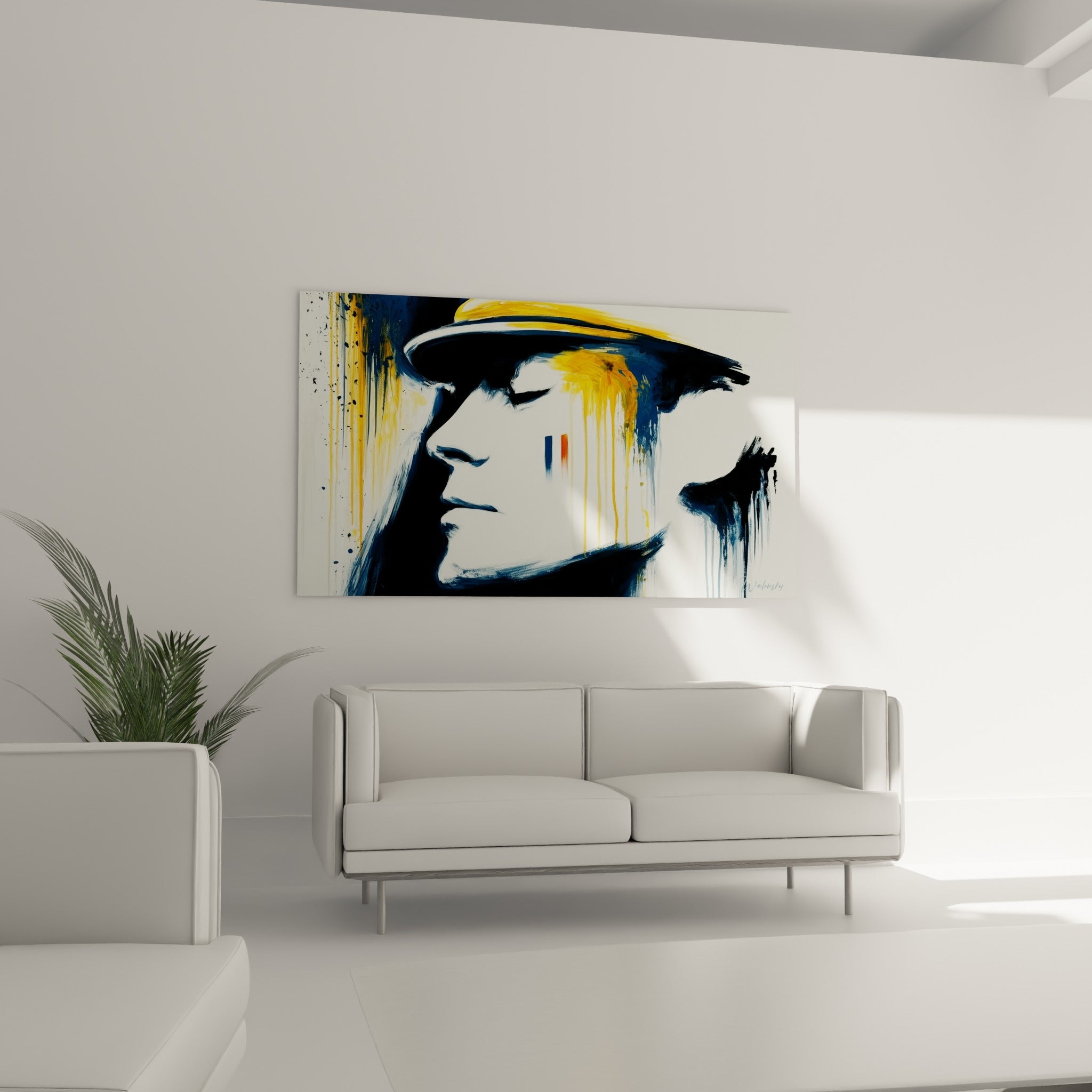 Visage stylisé bleu et doré de Police au-dessus d'un canapé dans un salon lumineux