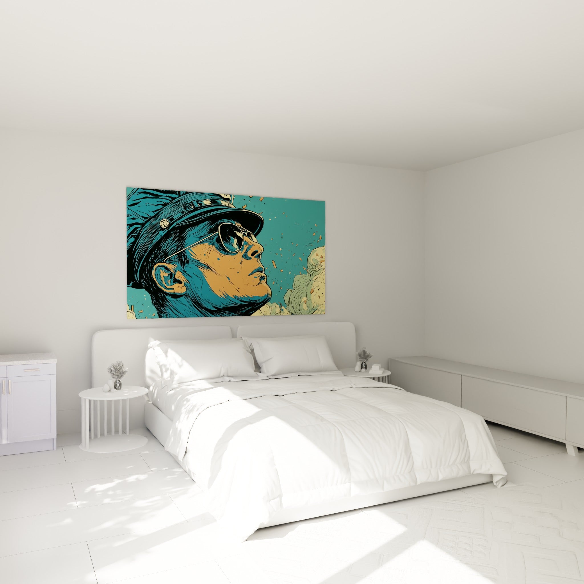 Agent au casque bleu canard et visage orange brûlé, au-dessus d'un lit dans une chambre claire