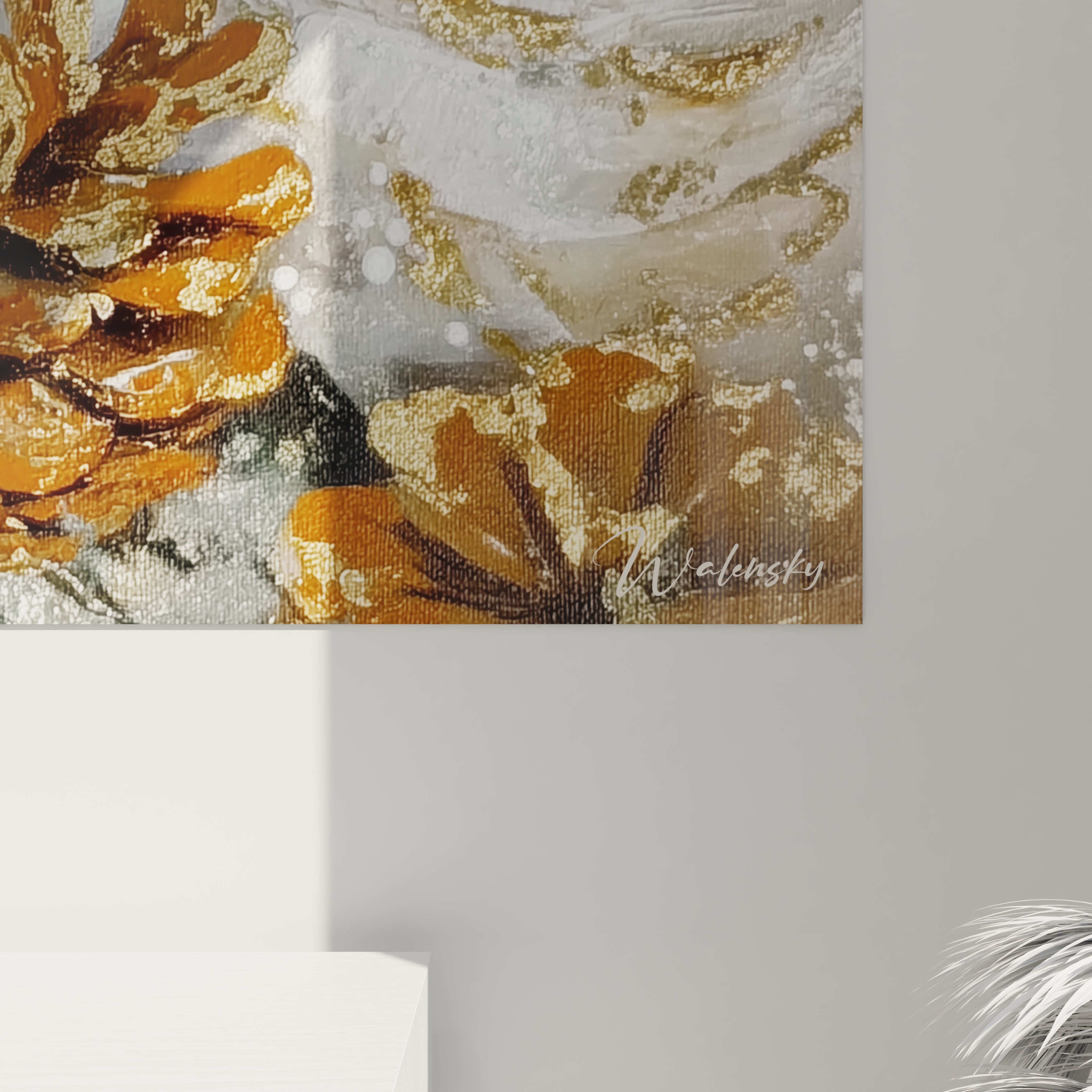 Tableau pomme de pin dorée de Walensky avec des détails texturés en or et des touches artistiques