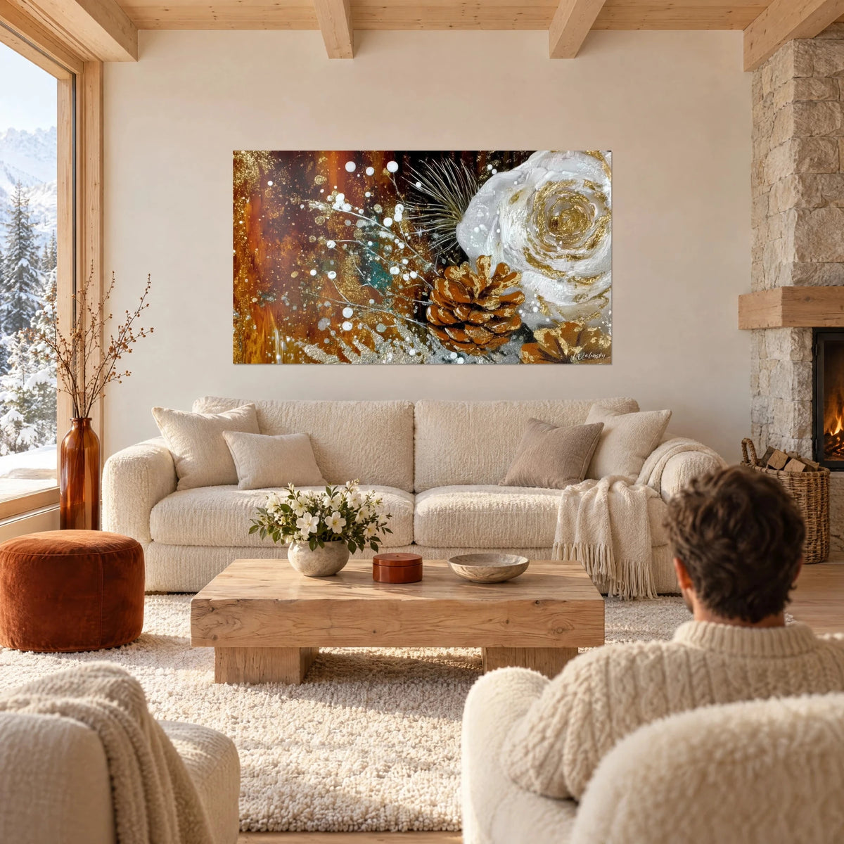 Gemälde mit kupferfarbenem Tannenzapfen neben einer perlmuttweißen Rose, Hintergrund in Bernstein und Gold, über einem Sofa in einem hellen Wohnzimmer