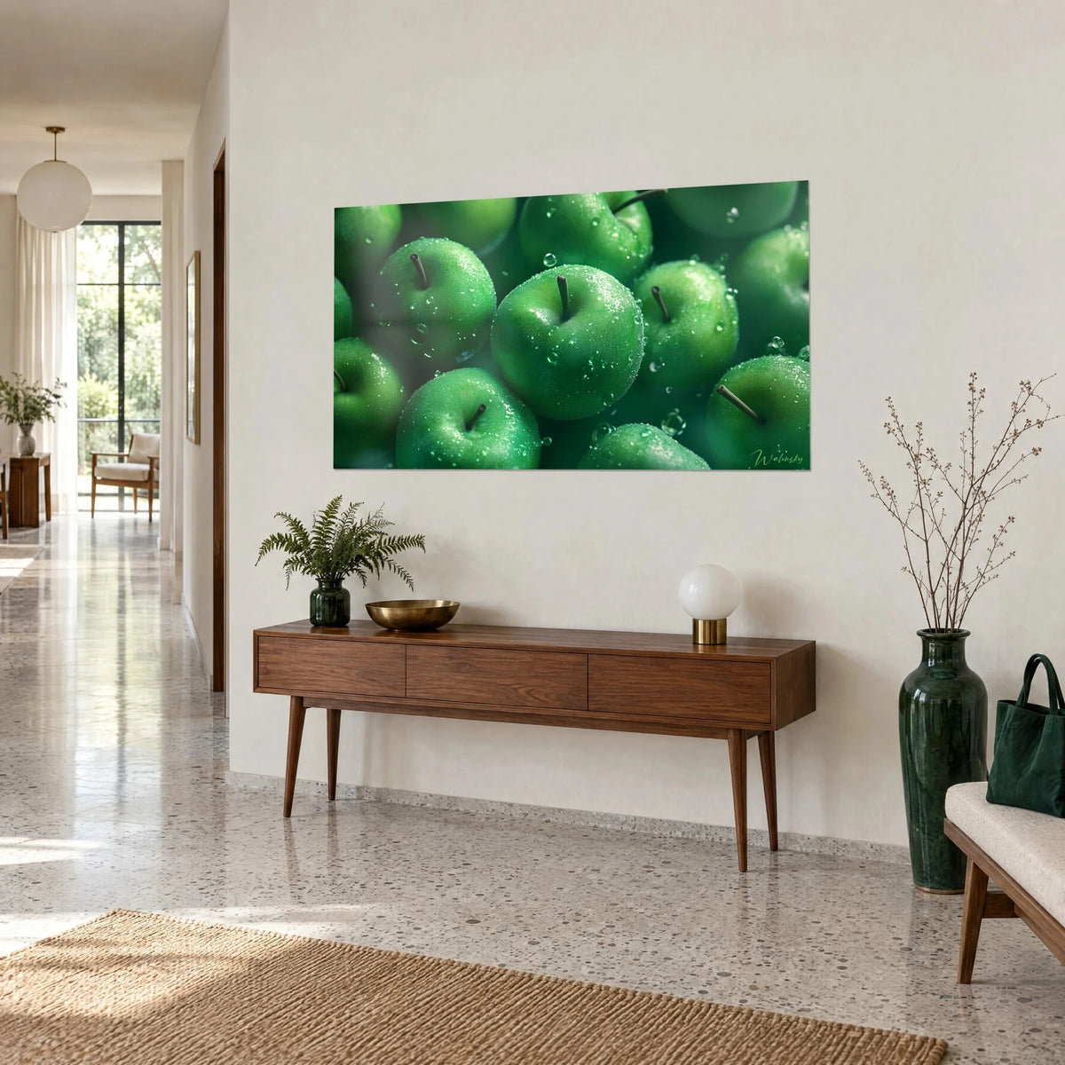 Πίνακας με μήλα Granny Smith σε μακροφωτογραφία, γυαλιστερές σταγόνες νερού σε απαλό ανοιχτοπράσινο και βαθύ πράσινο της ελάτης, κρεμασμένος πάνω από ξύλινο μπουφέ σε διάδρομο