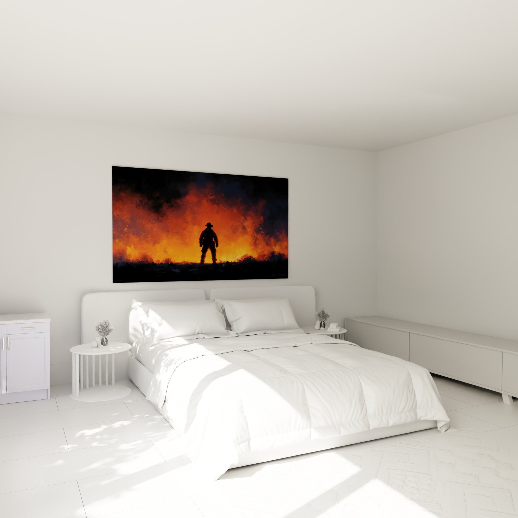 Casque et posture droite du pompier dans le brasier orange, au-dessus d'un lit dans une chambre claire