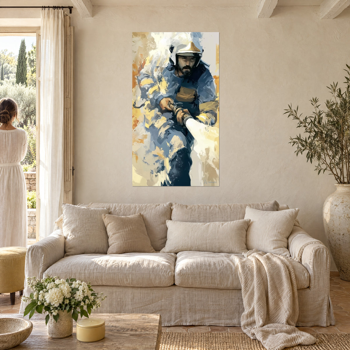Quadro di vigile del fuoco con elmetto in blu ardesia e ocra, che stringe la lancia, sopra un divano in un soggiorno luminoso