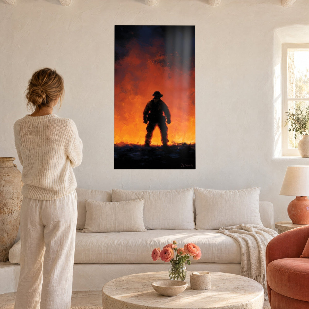 Tableau pompier de dos devant un brasier orange, casque et veste sombres, au-dessus d'un canapé dans un salon lumineux