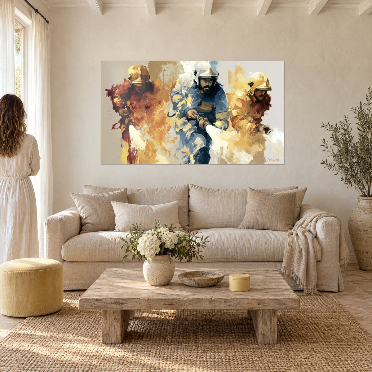 Tableau trois sapeurs-pompiers casqués en peinture ambre et bleu, jets d'eau blancs, au-dessus d'un canapé dans un salon lumineux