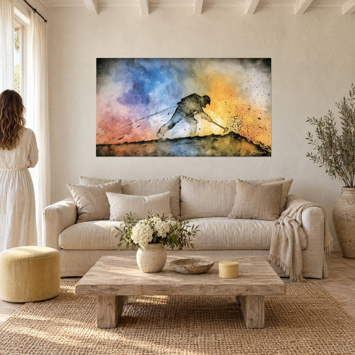 Tableau pompier casqué frappant à la hache dans un ciel bleu et orange, éclats noirs, au-dessus d'un canapé dans un salon lumineux
