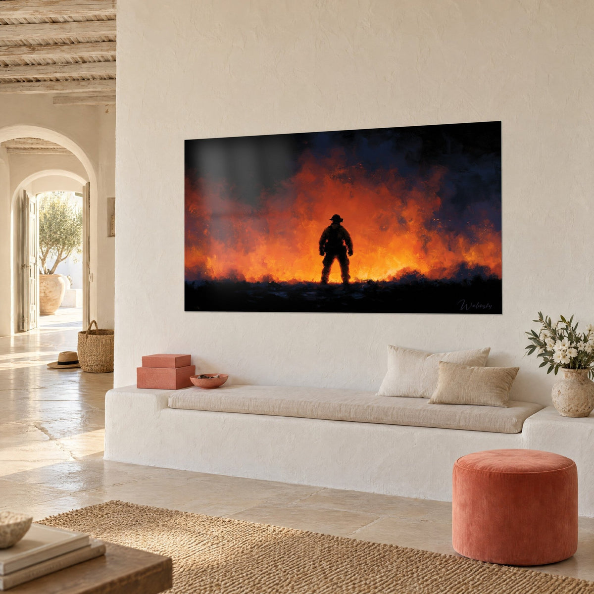 Tableau sapeur casqué de dos, brasier rouge et ambre sur fond indigo, accroché au-dessus d'une banquette blanche en pierre