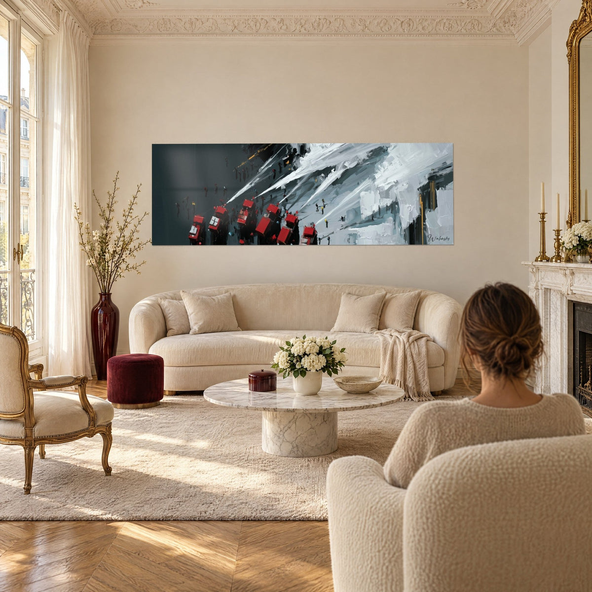 Tableau camions rouges en file sous des jets blancs sur fond anthracite, couple de dos au-dessus d'un canapé dans un salon lumineux