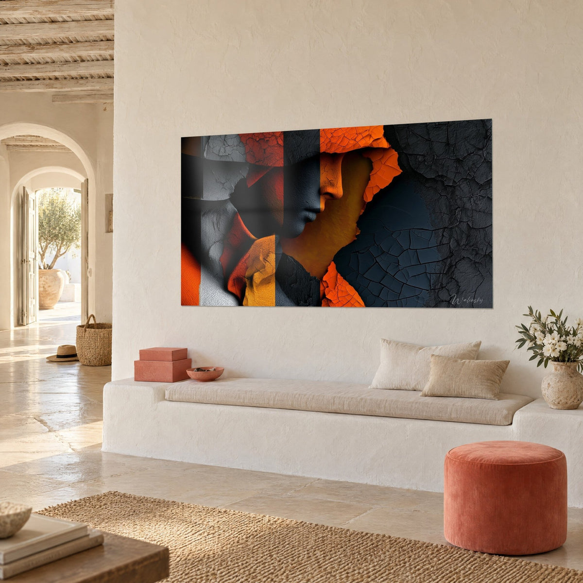 Tableau silhouette de sapeur-pompier en profil perdu, casque orange fendillé et fond noir charbon, sur un mur blanc chaulé voûté