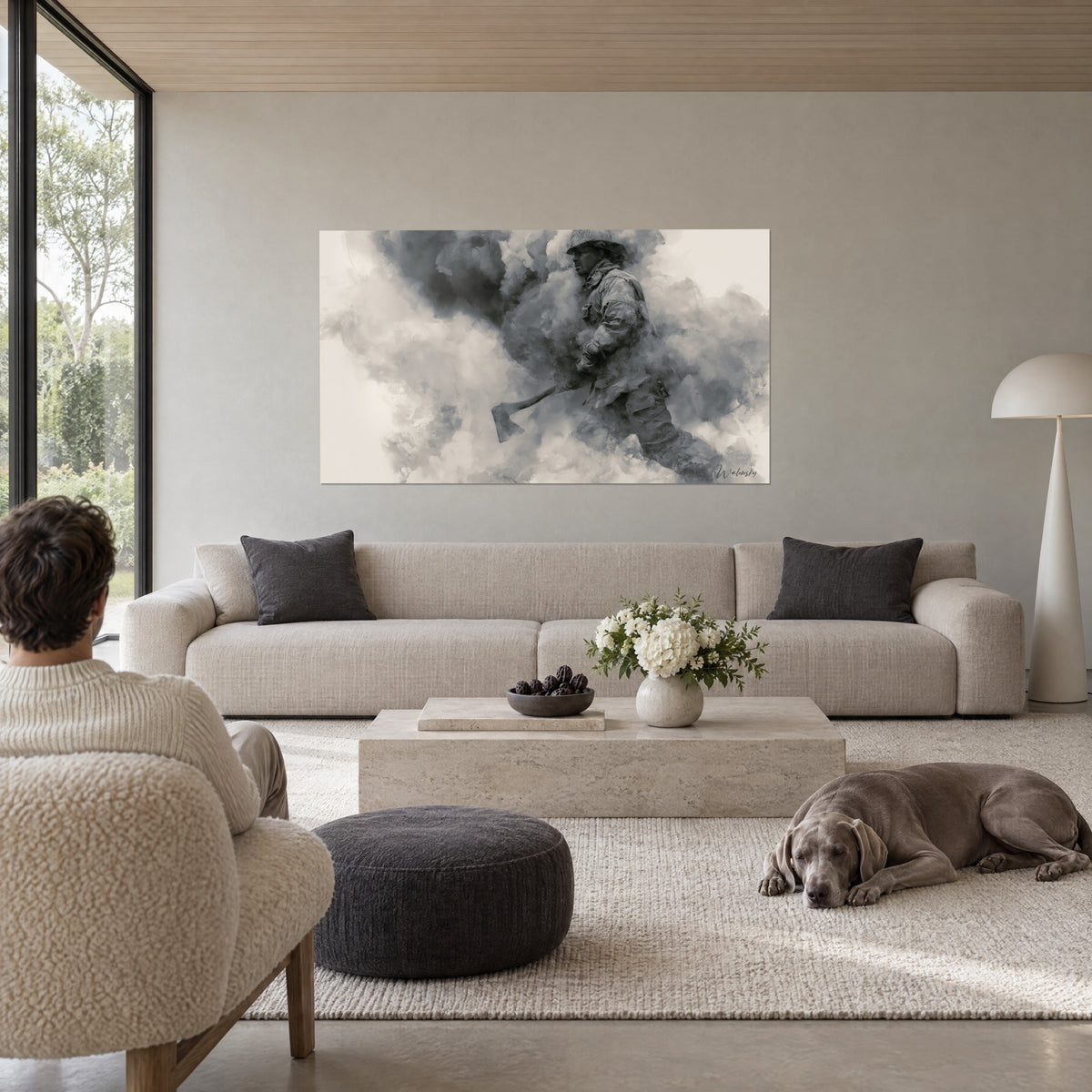 Tableau pompier à la hache surgissant d'une fumée anthracite et ivoire, personnes de dos et chien gris, au-dessus d'un canapé dans un salon lumineux