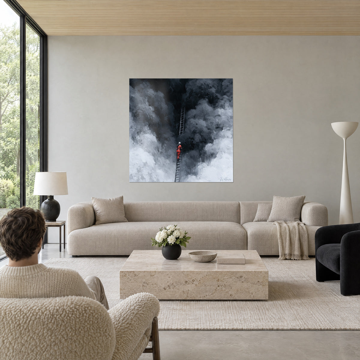 Quadro pompiere in tuta rossa che sale una scala tra fumo nero e grigio, sopra un divano in un soggiorno luminoso