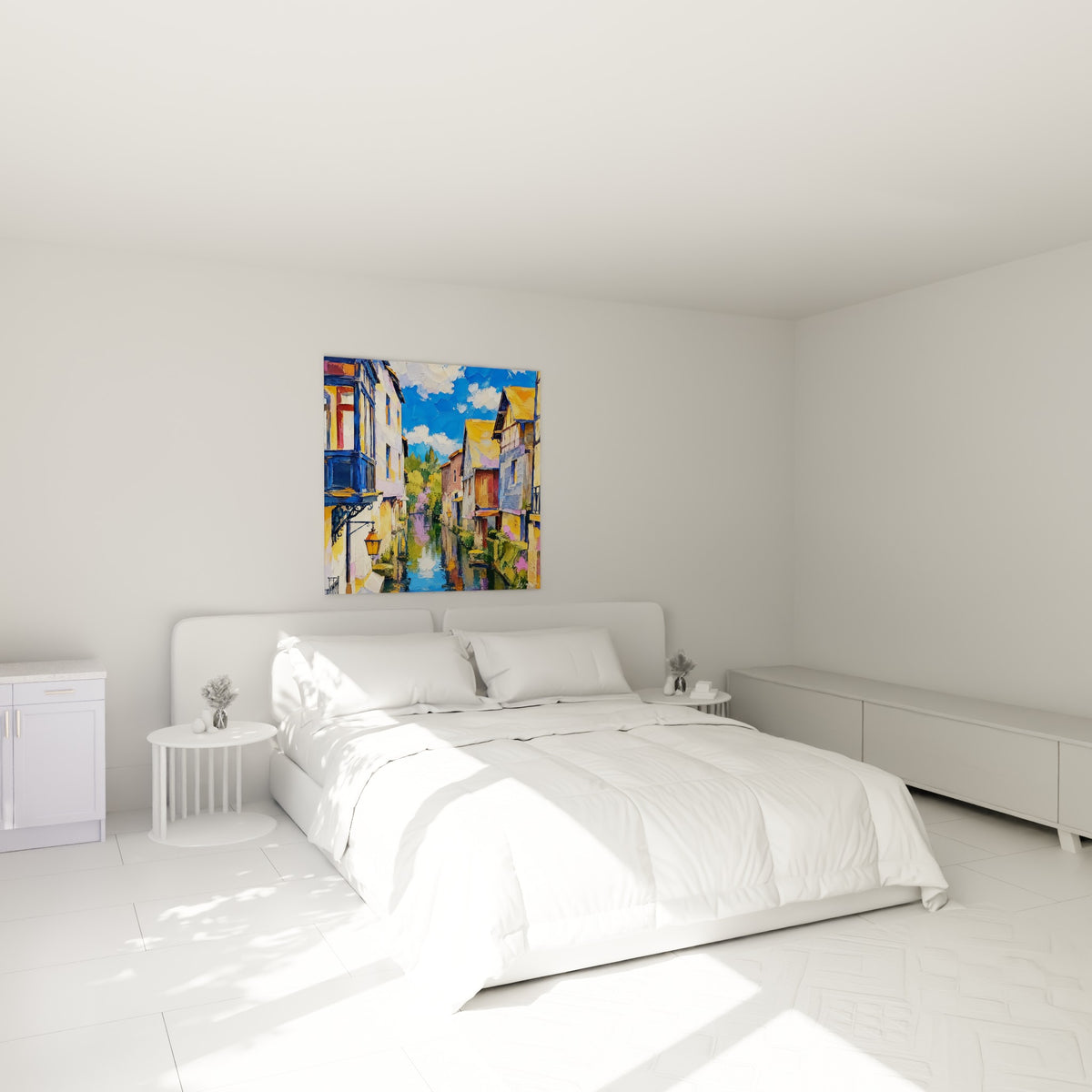 Maisons jaune ocre et toits orangés bordant un canal, accrochées au-dessus d'un lit dans une chambre claire
